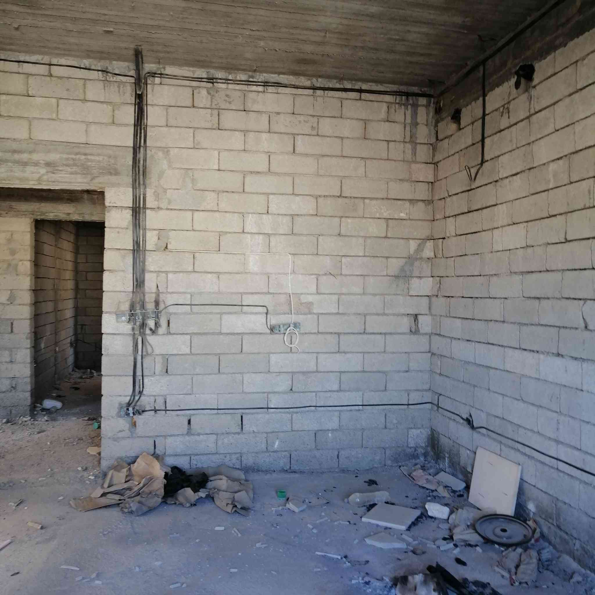 دار للبيع في مجمع Golden Villas خلف مجمع بيتي
دار جديد بناء حديث مساحة ٢٠٠ متر طابقين مقابل حديقة ومتنزه يتكون من ٣ غرف نوم كبيرة وهول ومطبخ و ٤ مجموعات صحية وحمامات وگراج وحديقة بناء وتعديل مكتب هندسي تغليف واجهة مرمر سطح طابقين شتايگر وفوم أساس رفت وبادلو بارتفاع ٤٠ سم خلاطات وحمامات دفن وتعليق ماركة Grohe... المجمع متكامل الخدمات من شوارع تبليط وأرصفة ومجاري وانارة... . المتبقي البياض وسيراميك الارضيات والابواب الداخلية.. السعر المطلوب ١٣٥ مليون دينار... للمعلومات الاتصال على الرقم *********** 

.....
