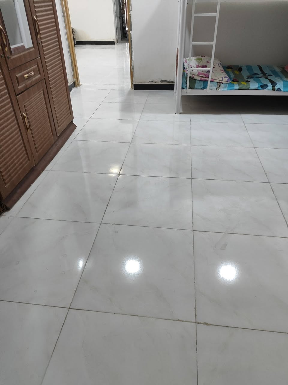 بيت للبيع 130متر يتكون من غرفتين 4في5مساحه كل غرفه وصاله 4في8 ومطبخ4في5 وصحيات داخليه و خارجيه ومنور وكراج يبعد عن الشارع 100متر بناء جديد النواقص أرضية الطارمه وأرضية المطبخ ومواد البناء موجوده السعر 45وبي مجال رقم الموبايل *********** العنوان الفرات الزراعي طريق سنيه سياحي قرب حسينية مسلم ابن عقيل
