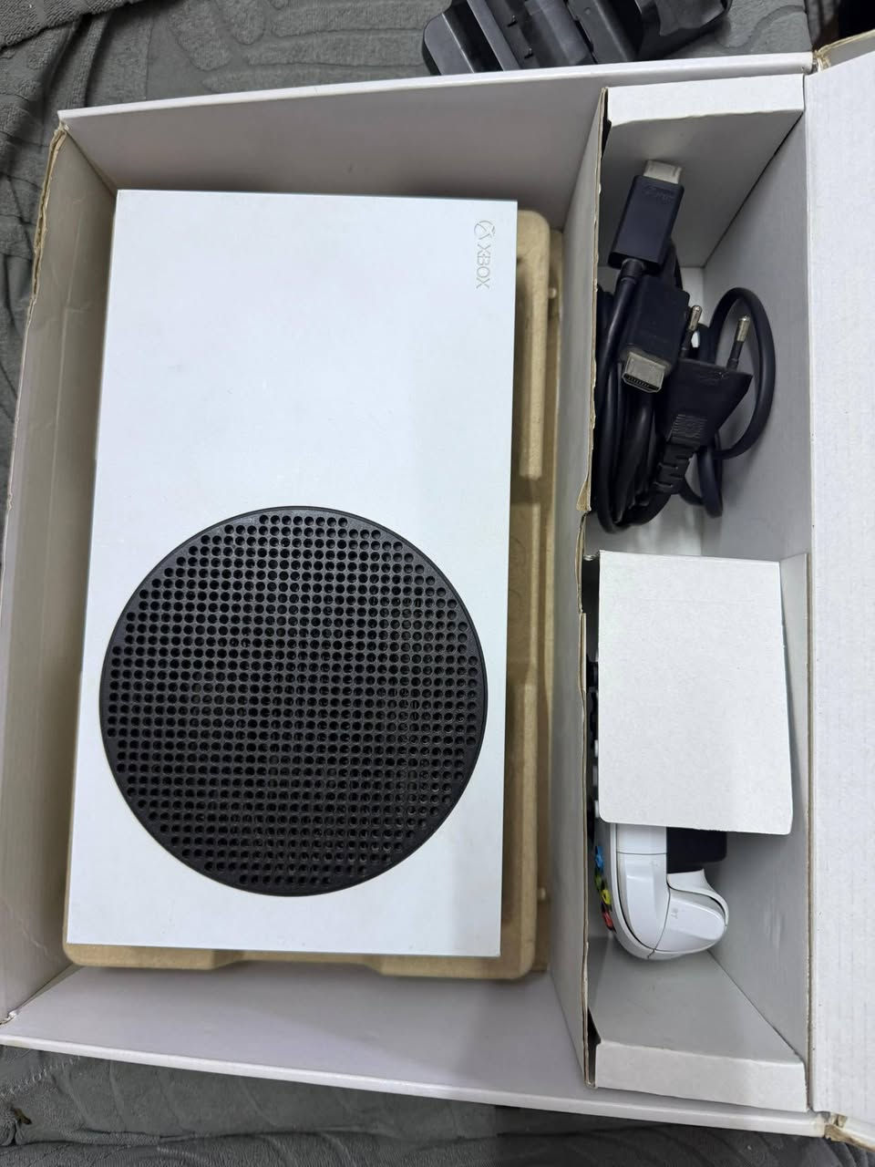 اكس بوكس اكس بوكس نضيف ما مستعمل هواي ذاكره 512 هارد SSD ويه يده وحده وكارتونه موجود وملحقاته موجوده ويه بطاريه شحن مال يده سعر 380 مكاني البصره المعقل رقمي ***********
