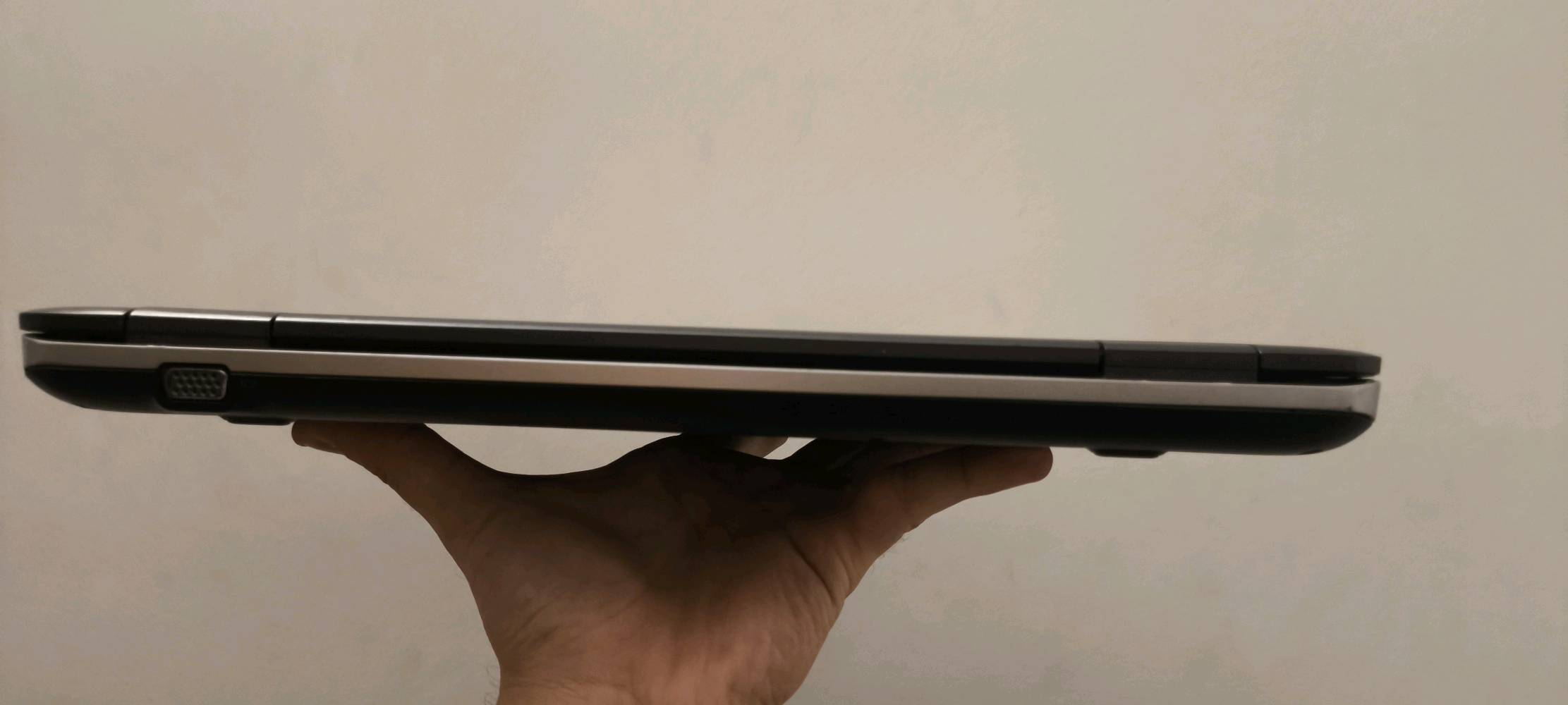 لابتوب hp probook 640 g2 
معالج i5 الجيل السادس 
كرت شاشة داخلي 
رام 4 كيكا نوع DDR4 
هارد سريع نوع SSD SATA حجم 120 كيكا و يمكن اضافة هارد ثاني للجهاز
بطاية اللابتوب جيدة استخدام ساعة الى ساعة و نصف
الجهاز بحالة جيدة مع وجود ملاحظة موضحة بالصورة
