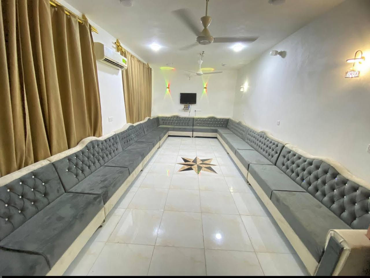 مثل ماعودنكم على اجمل موديلات شغل تسكام خشب اسود سفنج ميز اي لون تريد موجود عنوان  محاويل على شارع سده محاويل قرب حسينيت طوالب ستفسار موجود وتساب أو تصال على رقم ***********
