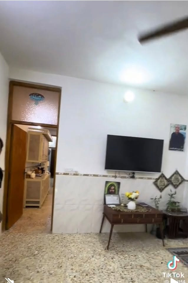 بيت مساحته 90 قاط ونص البيت كامل مكمل صب ورفت واجهيه كامله  مكانه مدينه الصدر خضراء الدسيم للاستفسار 
***********

