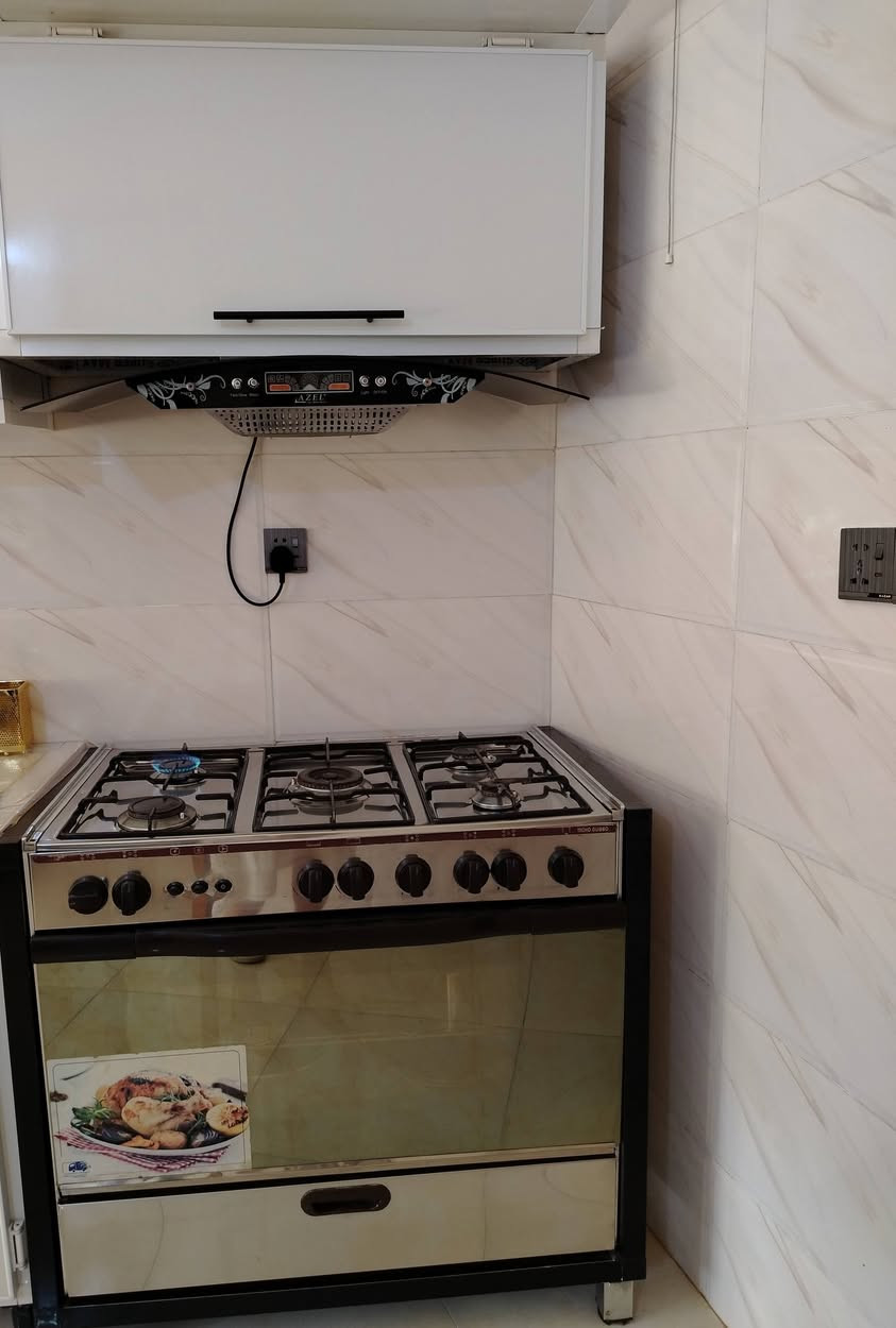 طباخ مع شافطه مع كاونتر وسنكي مقطع تركي وجدآ نظيف   للاستفسار الاتصال *********** ابو ميار

