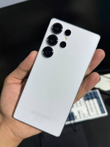 السلام عليكم الترا ٢٥  وكاله 
ذاكره ٢٥٦ مستخدم شى بسيط السعر خاص
لو واتس اب 
***********
اللون ابيض
