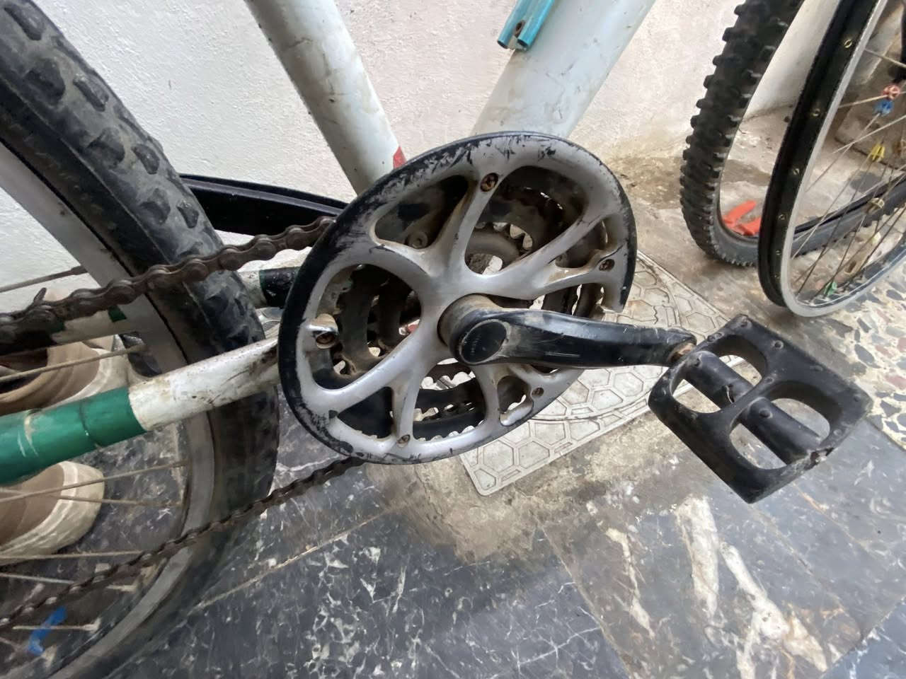 سلام عليكم بايسكل جمسي بي نقص جوب امامي وايرات الكيوره امامي خلفي ونقص واير بريك السعر قيم وخذ مكاني بغداد الدوره وهذا رقمي ***********
