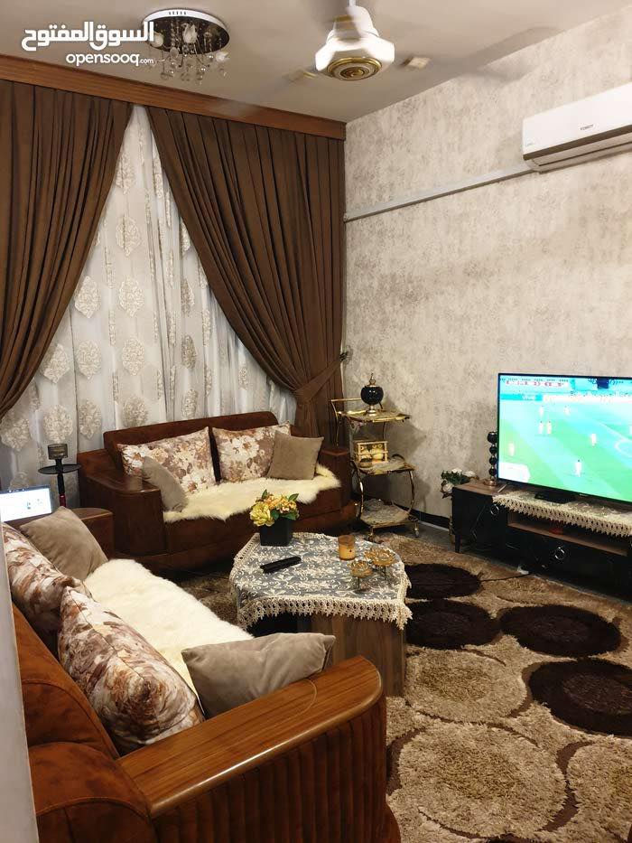 السلام عليكم للبيع  بيت مساحة 82 متر واجهة 5 مدخلين للدار الطابق الارضي صالة ومطبخ وحمام ومنور وغرفة والطابق الاول غرفتين نوم وحمام العنوان حي الحسين قريب على الشارع التجاري والمدارس فرع مرطبات الريان رقم ***********
