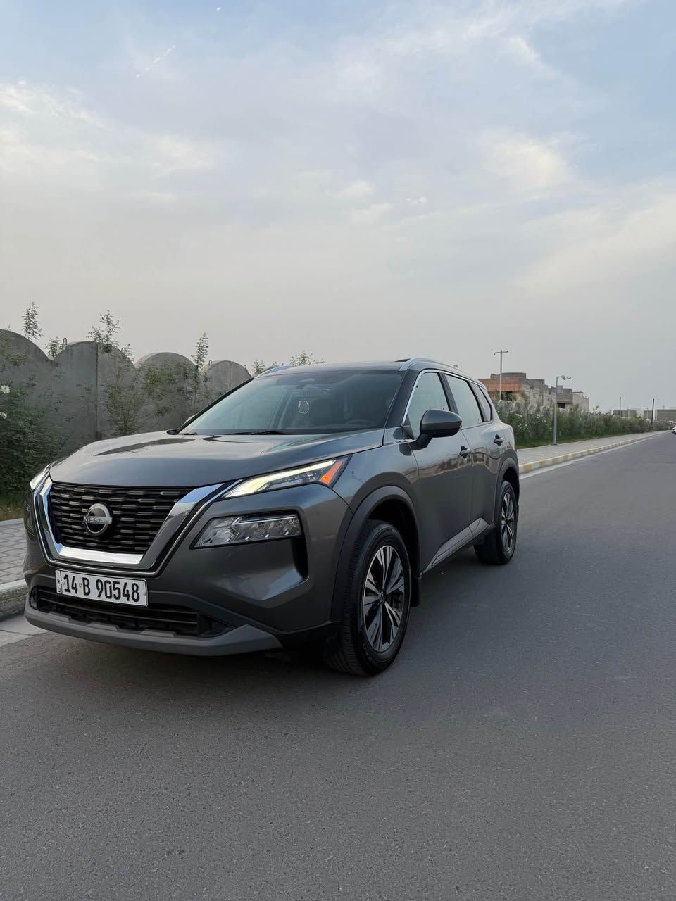 نيسان روج موديل 2023 sv بلاس فول مواصفات 
مواصفات امريكية
• المحرّك:1500 تيربو (VC-Turbo) القدره  201 حصان
• مصابيح LED أمامية وخلفية + إضاءة نهارية DRLs. 
• مرايا جانبية كهربائية والمدفّأة مع إشارات.  
• مقعد السائق قابل للتعديل كهربائياً (8 وضعيات)، قيادة مريحة، وتدفئة للمقاعد الأمامية في الحزم المميزة
• شاشة لمسية تدعم Apple CarPlay و Android Auto.  
• مزايا راحة مثل تشغيل عن بُعد، تحكم من المقود، تحكم مناخي مزدوج المنطقة.  
• السيارة رقم بصره بسمي 
- [ ] • ضرر: سياره وارد غرق برغي ما مفتوح بيه والماي ما داخل جوه السياره كلش جديد وكفاله من الزلغ 
- [ ] بجم السياره مغلف نانو ب٤ اوراق 

للتواصل *********** Singapore
