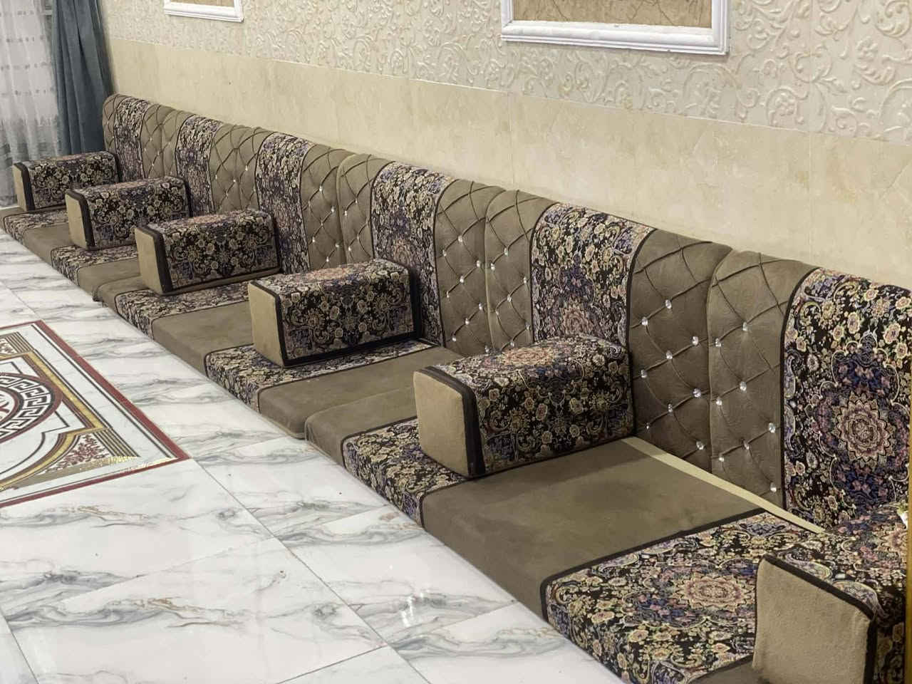 جلسه عربيه كلش جديده استعمال كلش قليل
سعره 400 
طوله 7 امتار
 نضافه 100/100
العنوان كربلاء 
الاستفسار ***********
