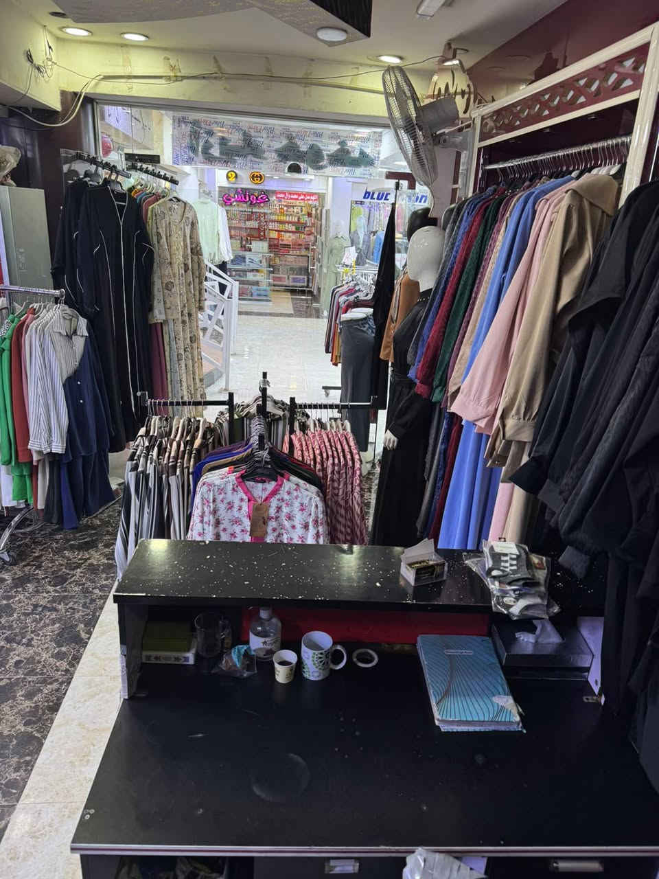 محل ملابس نسائي للبيع مع البضاعه الموقع شارع 40 سبب البيع عدم التفرق ***********
