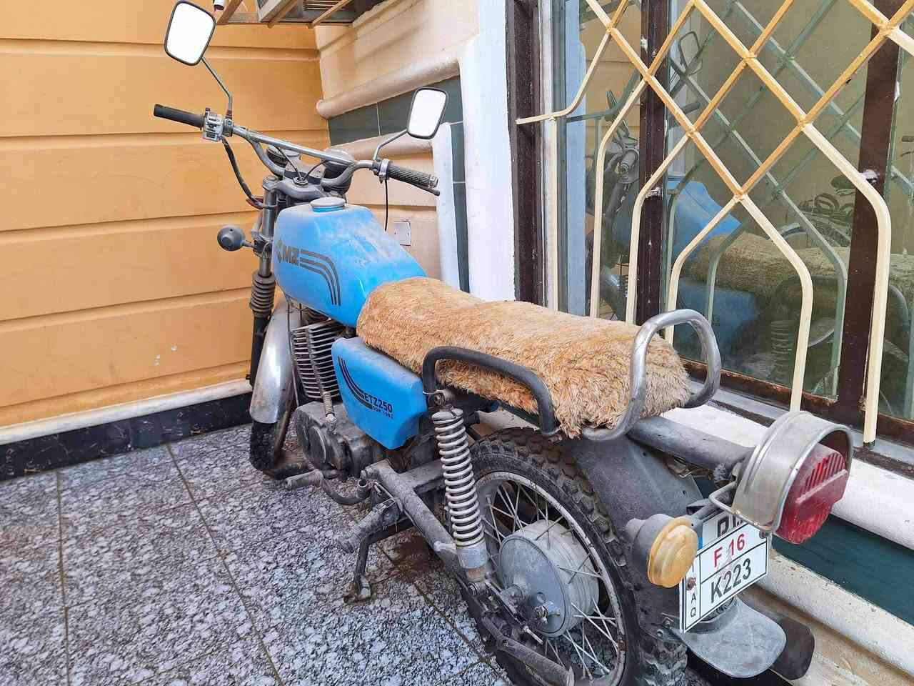 السلام عليكم. 
للبيع دراجة MZ موديل 1982 بدون 
محرك اسود والدراجه شغاله وجاهزه .
السعر 850.000.
للاستفسار اكثر الاتصال على الرقم ***********
