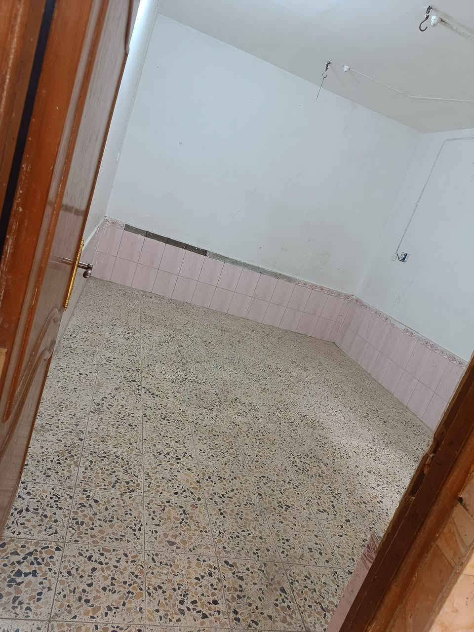 دار تجاري للأيجار مساحه ١٢٥ العنوان نجف عسكري مدارس شارع المضخه مقابل مدرسه دارك تفاصيل الدار غرفتين وصاله كبيره وثنين صحيات وثنين مطابخ وطارمه وسط سعر الأيجار ٣٧٥ ستفسار ***********
