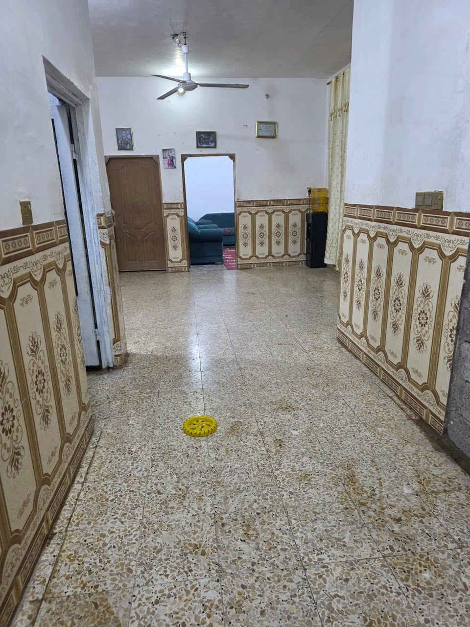 بيت البيع مساحة 200 متر بي ستقبال 2 غرف +صالة
سند 25 البيت ساسة حجر نص مرت طابوق +بلوك
البيت السكف عكادة +صاب +فرشي
البيت جاهز م̷ـــِْن كلشي مابي اي نقص 
عنون كوفة قرب معمل السمنت شارع السبيس 
***********
