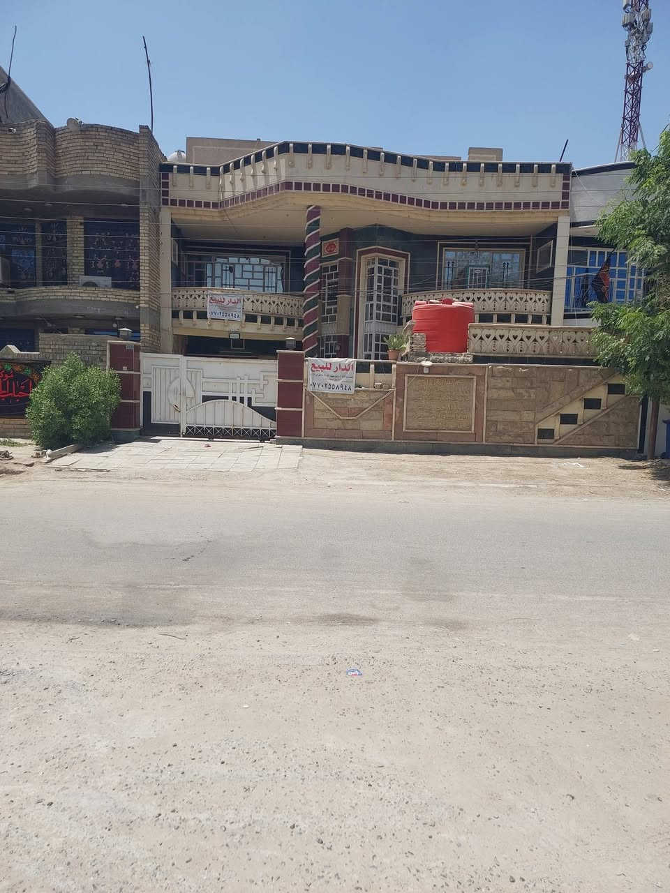 السلام عليكم ورحمة الله وبركاته اللهم صلي وسلم وبارك على سيدنا ونبينا محمد وعلى آل بيته الطيبين الطاهرين ... من رخصة مسوؤلي الكروب ... يوجد قطع من بيت للبيع طابو صرف سكني بناء نهاية عام ٢٠١٢ بجانب الرصافه ناحية بغداد الجديده بمنطقة الامين الثانيه نواب الضباط سكينه وكريات بسايد جامع الرحمن ( مقابيل التشجير ) قبل الجامع ب١٠ بيوت  ويبعد عن سريع القناة مسافة  ( ٢٠٠ ) م   مساحته 110م  جبهه 4.40م ونزال 25 م ( غير مقطوعه ) من اصل ٣٠٠ م  مساحة البيت الكليه ... رصيف البيت عرض (  ٤  ) م .... وعرض الشارع (  ١٥ ) م  ومقابيله تشجير  ... يتكون من ثلاث طوابق ... الطابق الارضي يحتوي على ...  كراج  + استقبال + حمام 
وتواليت شرقي (مشترك )+ منور كبير +حولي مع الدرج  + غرفة نوم  والطابق الاول يحتوي على ... ( ٢ ) غرفة نوم +  بلكونه  +  حمام وتواليت مشترك شرقي وغربي والطابق الثاني يحتوي على ( ١ ) غرفة نوم + حمام + تواليت شرقي + سطح اولي صغير ... ويوجد فوق الطابق الثاني سطح للبيت كبير   ....  ملاحظه/ البيت غير مقطوع.... ينقطع من البيت الي بالصوره المرفقه .... من جهة الحايط الي بي التانكي الاحمر ... وهاي الصفحه يوجد بيه كل الخدمات ... ويكون القطع على المشتري  ......   ....  للإستفسار الإتصال على الرقم واتساب *********** ( اترككم مع الصور + مقاطع الفديو... الخاصه ب ١١٠م  )
