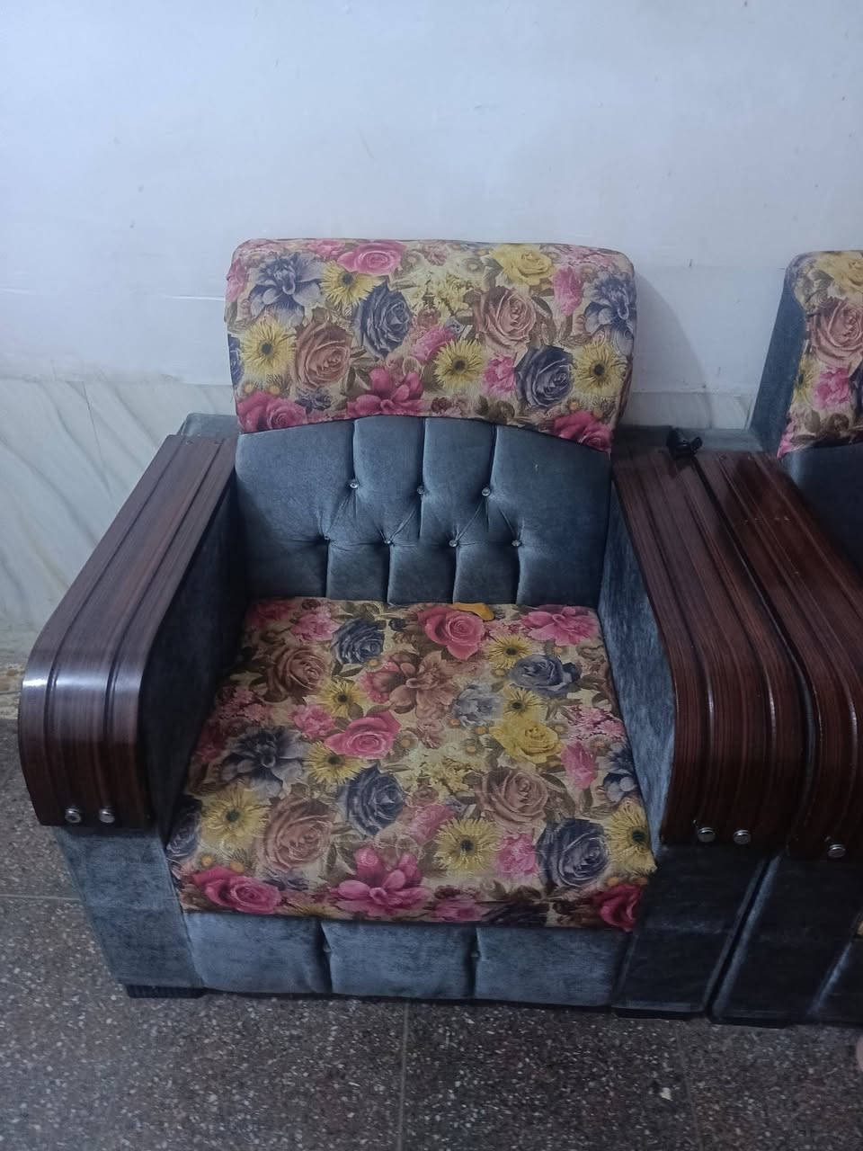 السلام عليكم يوجد تخم قنفات للبيع الشراي يتصل عل رقم *********** واني بخدمته   هاي نموذج للتخم أو هوه عباره عن 7 مقاعد تحياتي
