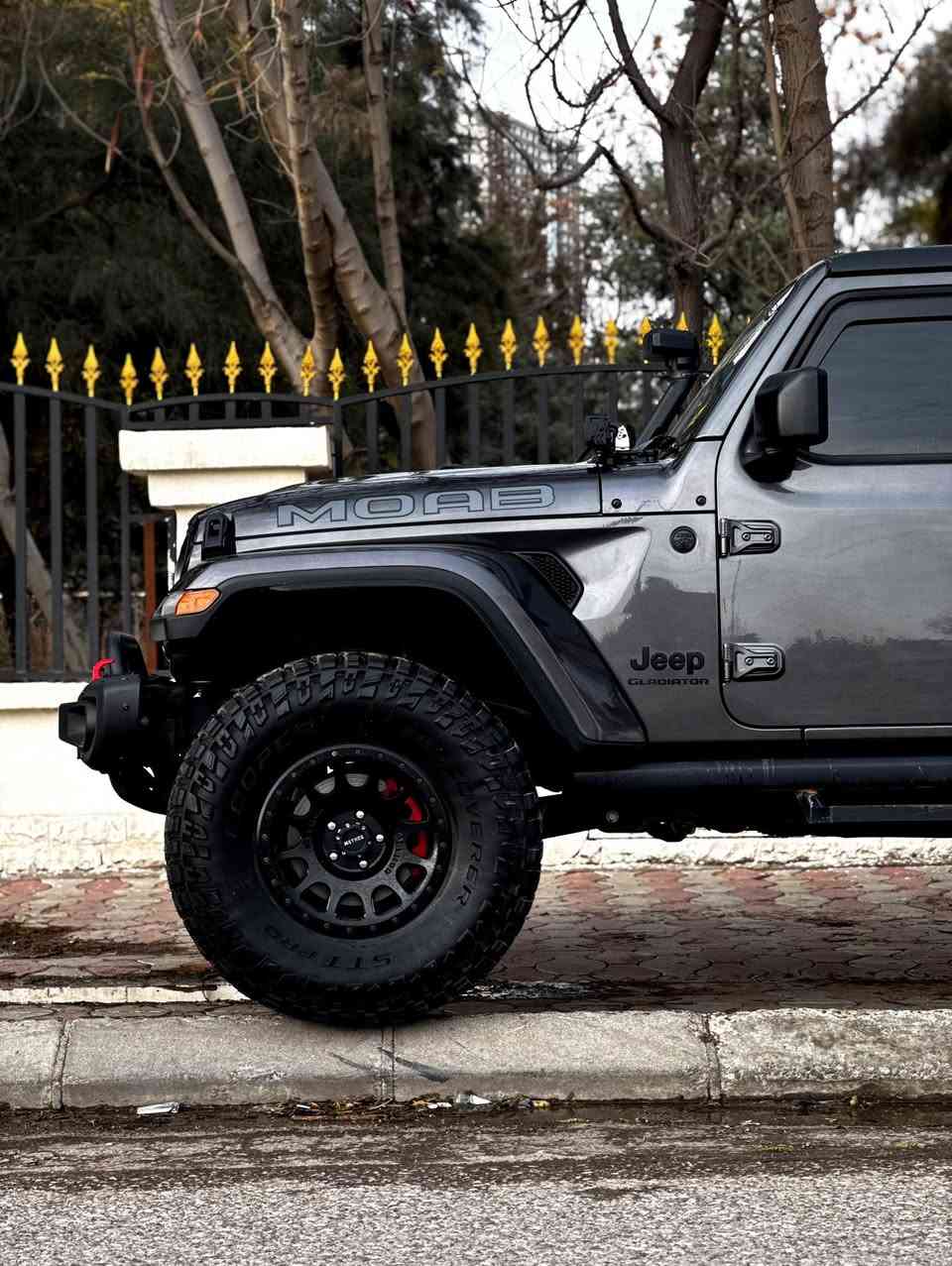 👑JEEP GLADIATOR موب👑
جيب كلاديتر مواب. 🚙
اعلى مواصفات 🔝🆙
لون مميز🫡 
رقم وسنويه جديد 
هزه وفحص كله جديد
‏‎الموديل:2021 
‏‎المحرك : V6.  3.6L .
‏‎العداد : 46000 مايل
كلين تايتل سويجين 🔑🔑
سياره معلايه بامريكا يعني فول تزويد
مكفوله كفاله عامه من الدعاميه للدعاميه بدون صبغ 
شخط رعصه مكفول جديده بمعنى الكلمه
‏‎المواصفات :
*لايت وبك لايت لد اصل شركه
‏‎* دفع رباعي 4x4 .
‏‎* ويل للطرق الوعرة قياس 17 انج. 
*مقاس اطار 37/13.5/17
‏‎* مساحة تخزين اضافية تحت المقاعد الخلفية .
‏‎* شاشه 7 أنچ . 
‏‎* كاميرا خلفية مع امكانية التقريب (زوم) .
‏‎* حساسات خلفية .
‏‎* نظام (Auto Break System) مانع تصادم خلفي .
‏‎* مرايا مع خاصية التعتيم الذاتي  .
‏‎* تشغيل عن بعد .
‏‎* دخول ذكي (بصمة) .
‏‎* سقف 3 قطع قابلة للازالة .
‏‎* ابواب قابلة للازالة .
‏‎* زجاج امامي قابل للطي .
‏‎* غطاء للصندوق الخلفي قابل للطي .
‏‎* عزل كامل للصندوق والباب الخلفي مقاوم للخدوش .
‏‎* إضاءة داخل الصندوق الخلفي . 
‏‎* ماخذ للتيار الكهربائي .
‏‎* منظومة كاملة للقطر (السحب) . 
‏‎* نظام (Auto Start System) التشغيل والاطفاء الاوتوماتيكي للتوفير في صرف الوقود .
‏‎* محدد سرعة . 
‏‎* تلفون بلوتوث . 
💵💵السعر خاص💵💵
العنوان 📍اربيل
او اي استفسار الاتصال
☎️***********
☎️***********
