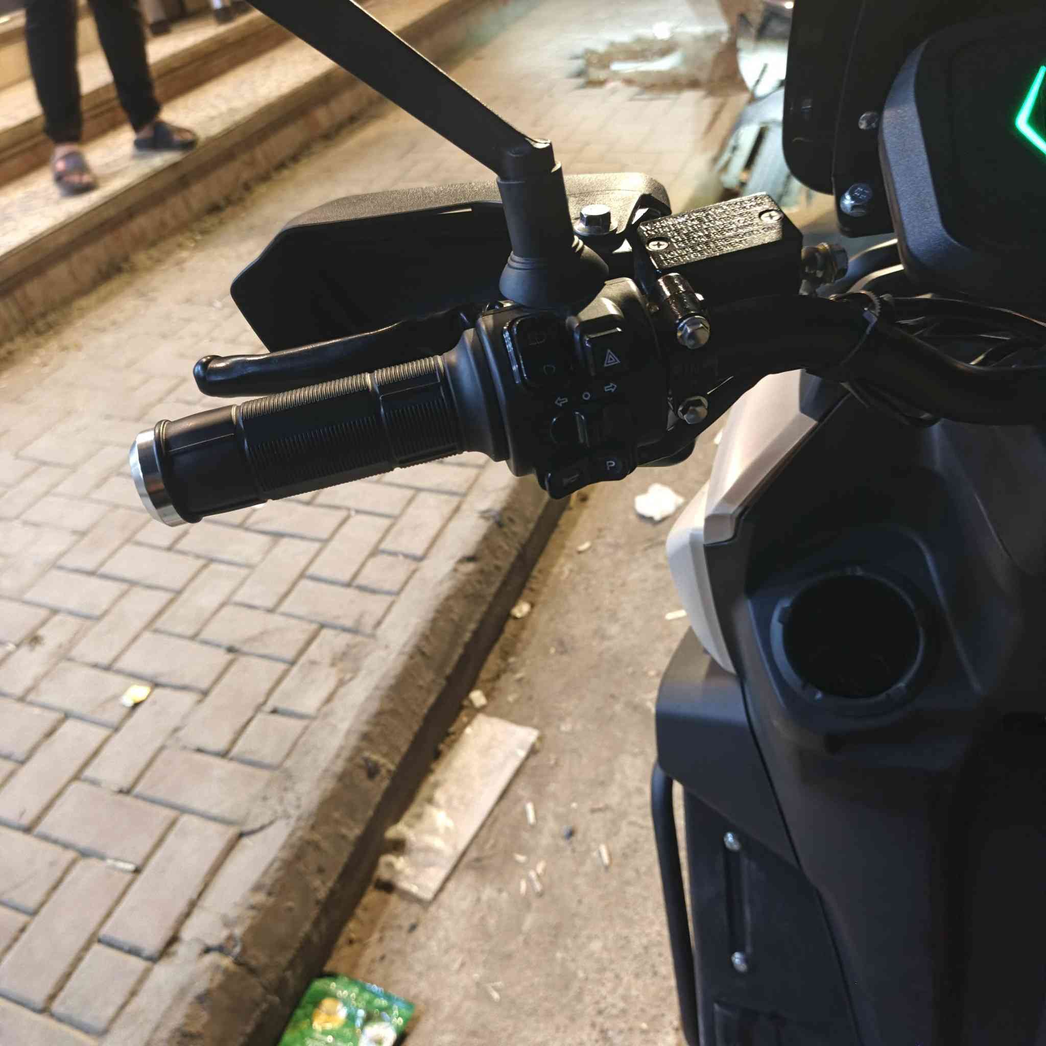 يالله السلام عليكم دراجة شحن نوع اباجي جبلي الدراجة معروفة بل سوك الدراجة تجي ببطارية ليثيوم 40امبير 72فولت الملف 3000واط حقيقي الدراجة تخبل ونضيفة بشكل كبير الدراجة تحتوي على كير ثلاثة سرعات بل إضافة إلى وضع السبورت Sport الدراجة ماشاء الله عليها الدراجة مكانها بغداد الكريعات قرب جامع أبي تراب للاستفسار***********
