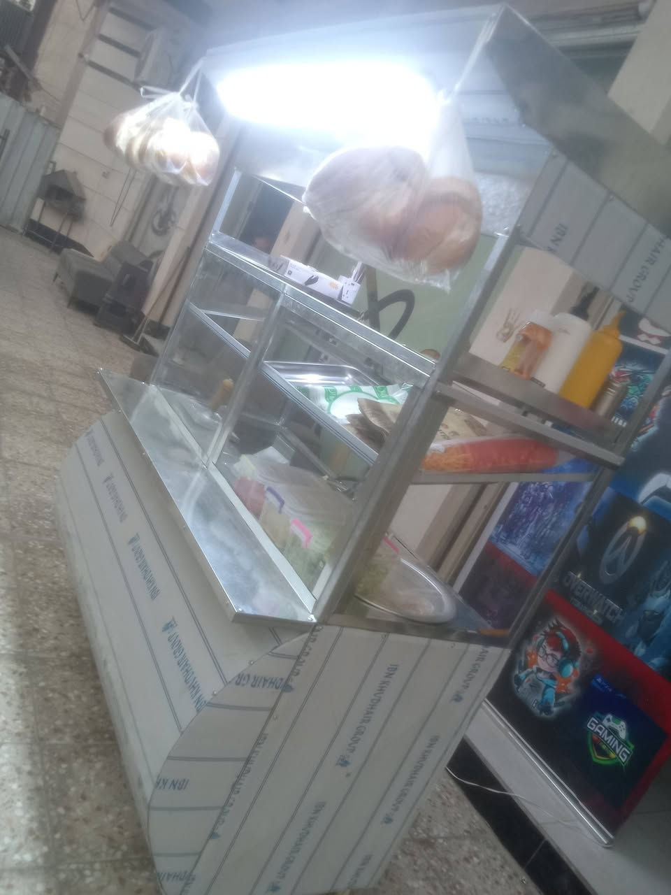 سلام عليكم
شوايه هبركر وفلافل و فنكر 
نضيف حيل جديده مابيها اي نقص هيه وغراضها تاخذها 
رائسن تفتح ع باب الله 
المكان بغداد الجديدة 
***********
