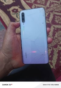 واي ٩ اس • ١٢٨/٦ • شاشة مكسورة