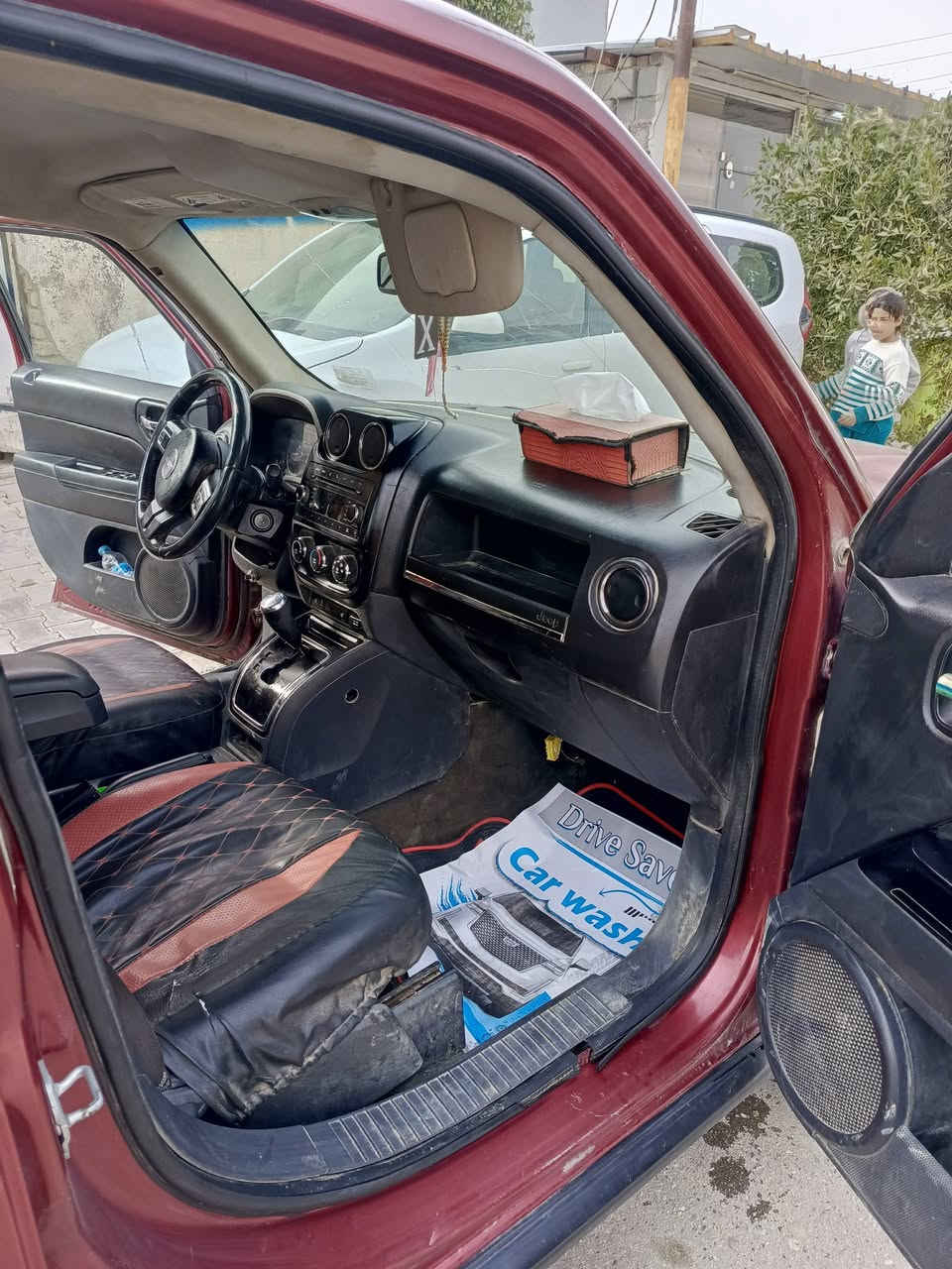 السلام عليكم 
للبيع او مراوس بسورنتو 14 او جورني 15 بس كون 7 راكب جيب بانريوت 13 وارد كندي حادث جاملغ وبنيد السياره بيه طخطخات وسنويه منتهيه مكينه خير من الله كير بي ضعف تخم تاير رقم بابل الماني تحويل مباشر السياره بسمي للاستفسار اكثر 
***********
بي واتساب
