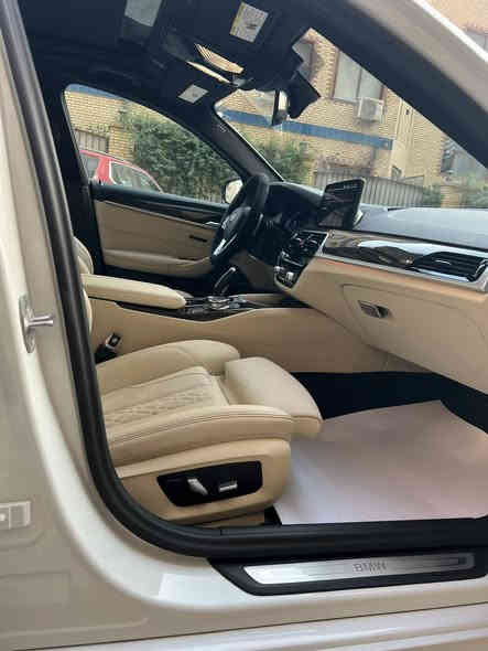 السلام عليكم 💐
BMW 530i  
موديل 2023 كفالة عامة من الحادث والصبغ والبارد والشخط - على وضع الوكالة ( رقم بغداد بأسمي )
السيارة استخدام شخصي وجديدة جداً 
—————————————————-
فتحة 
بصمة 
داتاشو 
تشغيل عن بعد 
جنطة كهرباء 
كراسي كهرباء 
انظمة قيادة مختلفة 
خزن ميموري 
مرايا شفط+ قلاب 
حساسات امامية + خلفية 
رادارات ٣٦٠ درجة 🎥
نقطه عمياء 
كار بلي وايرليس 
سستم صوت harmon/kardon🎧
انارة داخلية متغيرة 
شاشة ديجيتال 
لايتات داينميك 
ستيرن كهرباء 
ماشية 22 الف ميل 
السيارة بعد بيها مواصفات وهاي ابرزها 
شباب السيارة شادلهة  تخم تاير run flat ماركة goodyear الالمانية 
كارفكس السيارة صاحبها مبلغ شركة التأمين بوجود سيول بالمنطقة فقط 
السيارة من امريكا run and drive 
باتري الشركة بعده بيهة 
مفحوصة السيارة يم البطل مهندس صفاء بدون اي مسج / صفر مسج بعده ع الوكالة السيارة . والي يحب صور امريكا والتقارير والسونار كلها موجودة 
شباب السيارة تراي ونعومة زيرو 
اسف للاطالة 🌺
مكان السيارة بغداد / حي الجامعة 
للاستفسار 
 ***********📞
سعر السيارة. 378$ وبيها مجال
