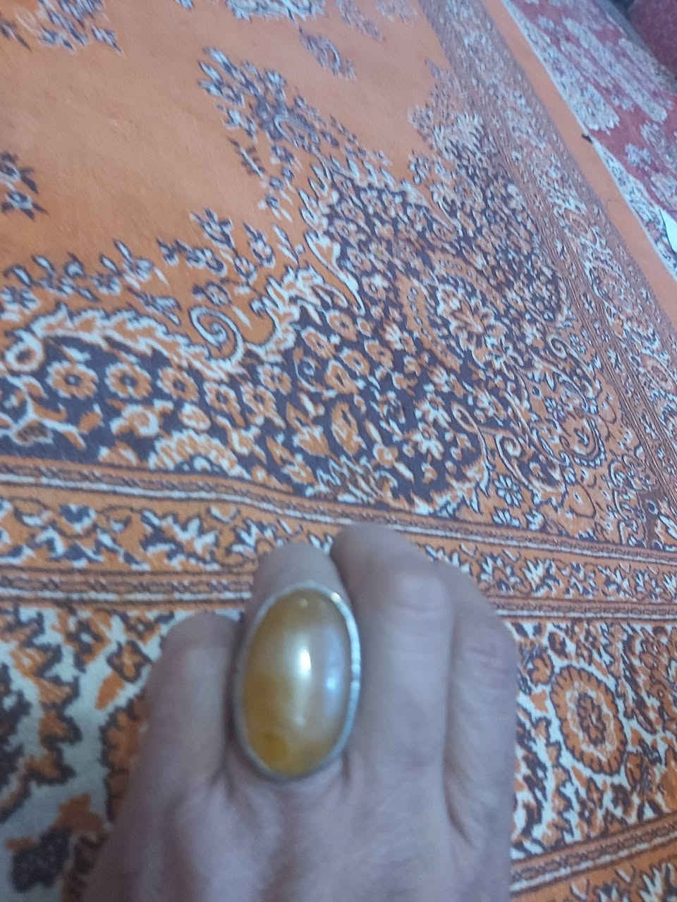 السلام عليكم  محبس قديم كلش صياغة فضة قديمة جدا سليماني ضخم اصفر  السعر ١٥٠ الف بغداد    ***********
