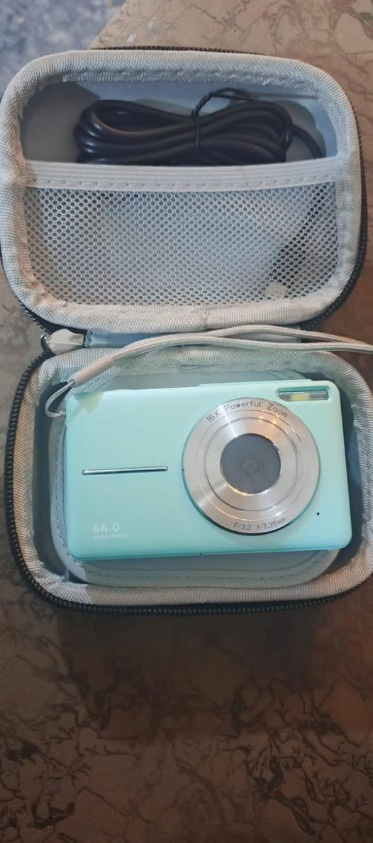 سلام عليكم هذه الكاميرا هي كاميرا رقمية مدمجة (Compact Digital Camera) من نوع "Point & Shoot".

الدقة: 44 ميجابكسل لتصوير الصور الثابتة.

تصوير الفيديو: تسجيل فيديو عالي الدقة بدقة 1080 بكسل.

التقريب: زووم رقمي يصل إلى 16 ضعفاً.

المميزات: شاشة LCD بحجم 2.4 بوصة، نظام تركيز تلقائي، وفلاش مدمج....... اكتبلي سعر وخذها


**إذا كنت صاحب هذا الإعلان وتريد حذفه لأي سبب، رجاءا أرسل رسالة إلى الدعم الفني**