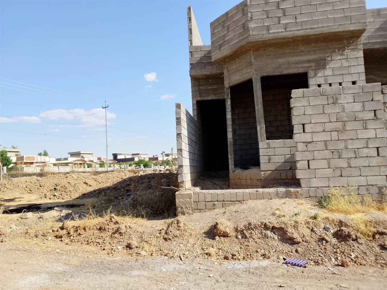 هياكل عدد 2 للبيع  يبعد عن الشارع العام 10 امتار ويبعد عن سايدين اربيل الرئيسى 500 متر 
سند طابو الزهور 
خدمات كهرباء ماء شارع 
يقع تحت برج التلفاز بالضبط مقابيل كوكجلي مدخل مضخة ماء التلفاز
للتواصل *********** واتساب
السعر خاص
