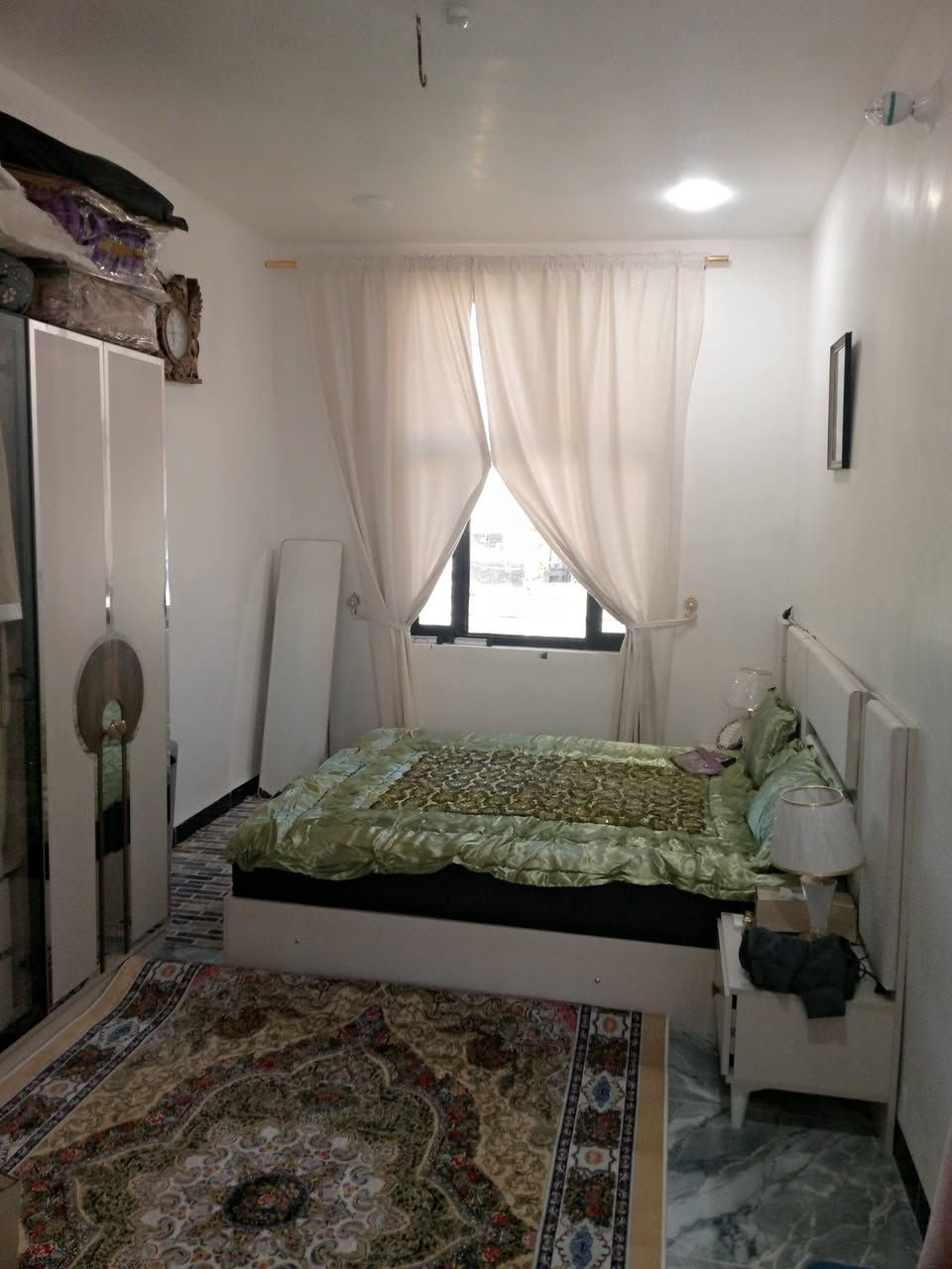 السلام عليكم بيت للبيع المساحه 100مترطابقين يحتوي ع استقبال وصاله ومطبخ وغرفه نوم وصحيات الطابق الثاني غرفتين نوم وصاله وصحيات العنوان البوبيات عمود 90السعر 155وبي مجال ***********
