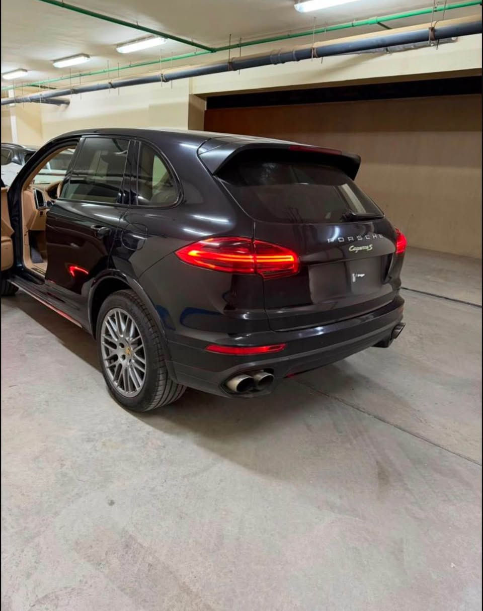 2017 Porsche Cayenne S
98500 km
3.6L Twin-Turbo V6 Engine producing 420 HP and 550 Nm of torque, 8-Speed Tiptronic S Automatic Transmission, All-Wheel Drive (AWD), Premium Leather Interior, Panoramic Sunroof, Navigation System, Power Tailgate, Front & Rear Parking Sensors, Rear Camera, Xenon/LED Headlights, and Sport Driving Modes.

📲 01120870709 مركز السادات, المنوفية


**إذا كنت صاحب هذا الإعلان وتريد حذفه لأي سبب، رجاءا أرسل رسالة إلى الدعم الفني**