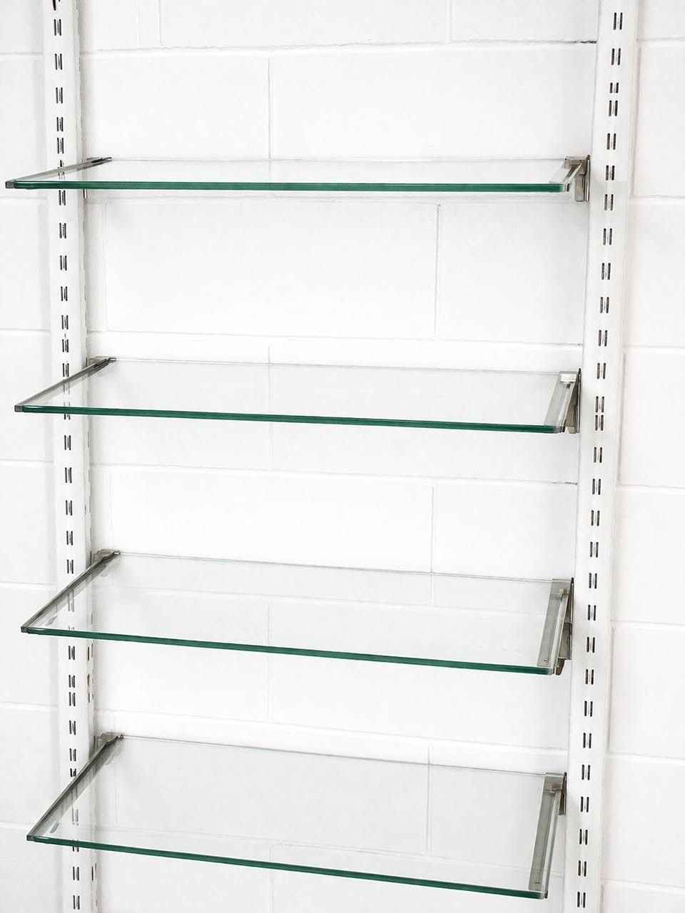 السلام عليكم رفوف للبيع اراتفاع مترين ونص يتكون من8امتار جام السعر 125وبي مجال شي قليل رقم الهاتف ***********
