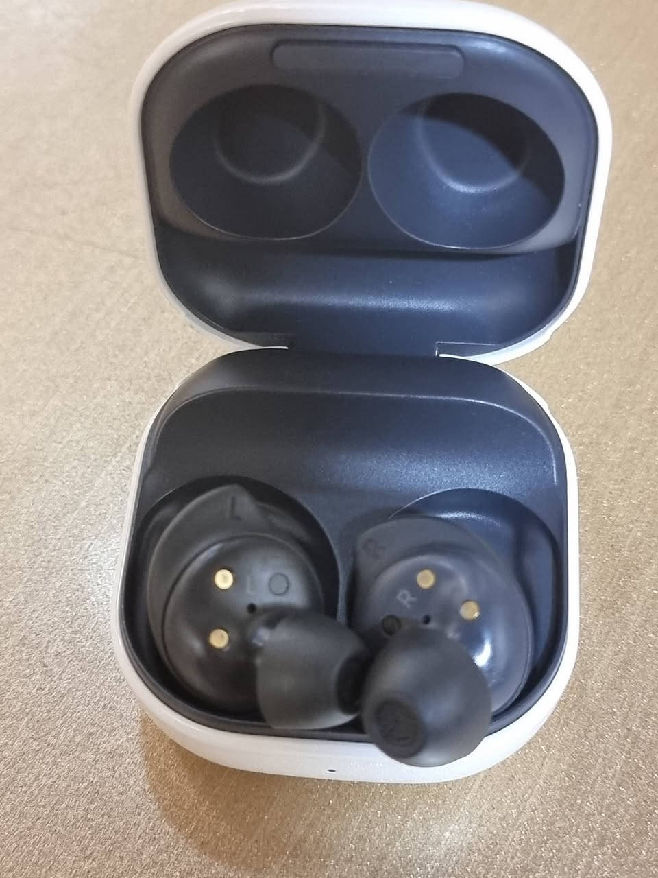 Buds FE , 
نضيفه شغاله كاملة عزل فول ضمان عين الفهد 60 الف موجود توصيل
***********
