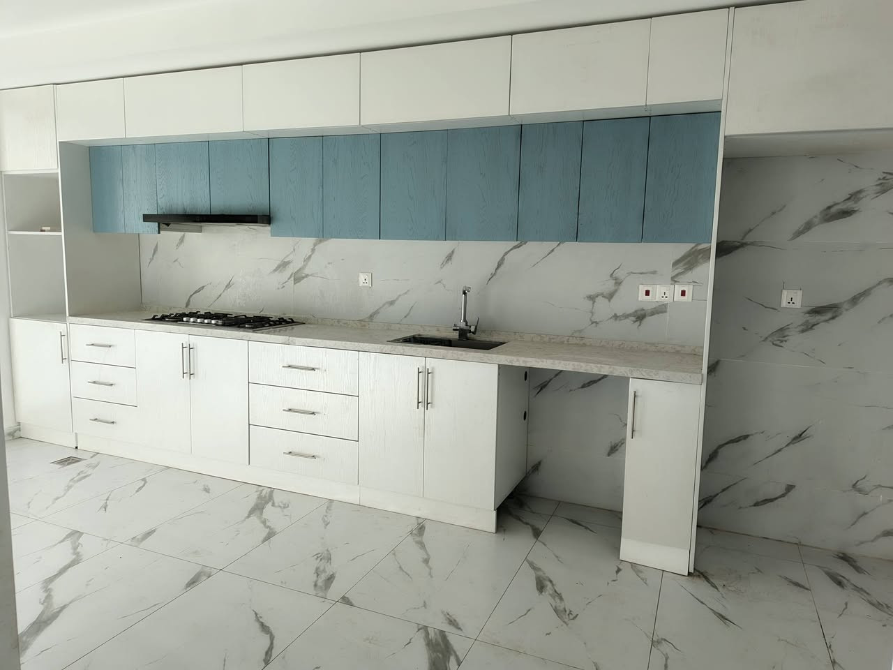 شقة للإيجار مساحة١٩١ متر.. ثلاث غرف نوم وصالة كبيرة وبلكونة مجهزة بكاونتر مطبخ حديث ولوندري غسالة..مجمع النسيم ستي حي الجهاد.. للإستفسار ***********
