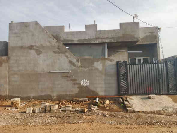 دار للبيع 100م مربع بي نواقص بس بيبان داخليه اوسقف ثانوي غرفتين نوم واستقبال عنوان حولي حي العسكري الزراعي قرب جسر ليلان رابع فرع من الشارع العام
سعر 40 اوبي مجال 
***********
