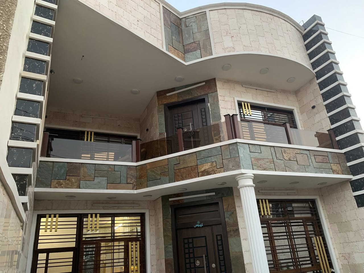 دار للبيع مساحه 240 الواجهة 8 النزال 30 جميله الثانية قرب افران حنون الساعدي بناء درجه اولى ثاني بيت على شارع سعر المتر 2700 وبيه مجال استفسار ***********
