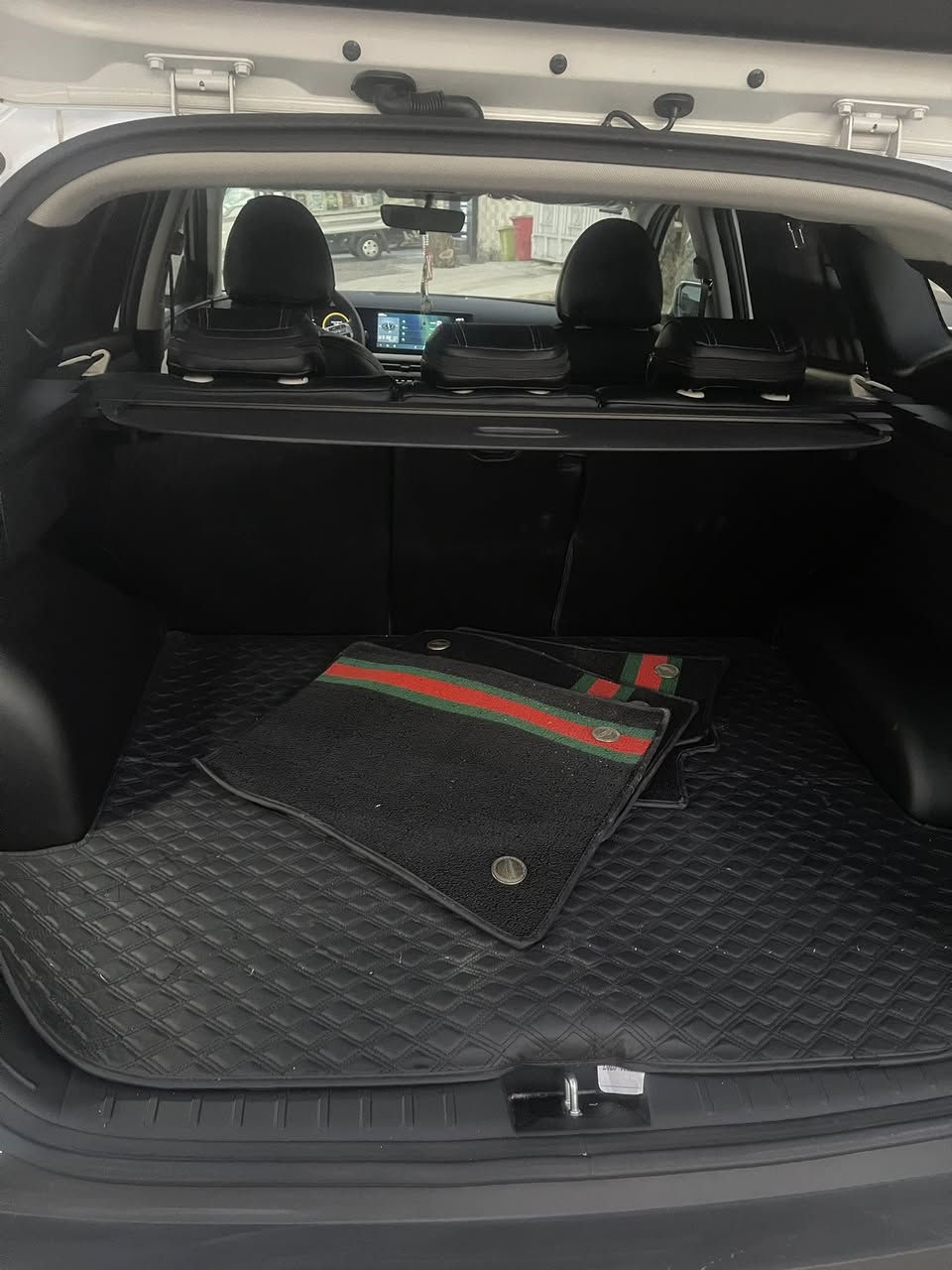 السلام عليكم
عندي توسان 2025 خليجي رقم بغداد لون ابيض السياره ماخذها زيرو على ايدي جديده جدا ماشية 10 الاف السياره الدواخل مغلفة ارضية وكشنات ودواخل 
مواصفاتها
السياره فول 
بصمة 
تبريد قطعتين 
كشنات تدفئة تبريد 
جنطة كهرباء 
هواي بيها مواصفات 
سعرها 242 $ بيها مجال بسيط بيع فقط 
*********** اتصل وتساب موجود
