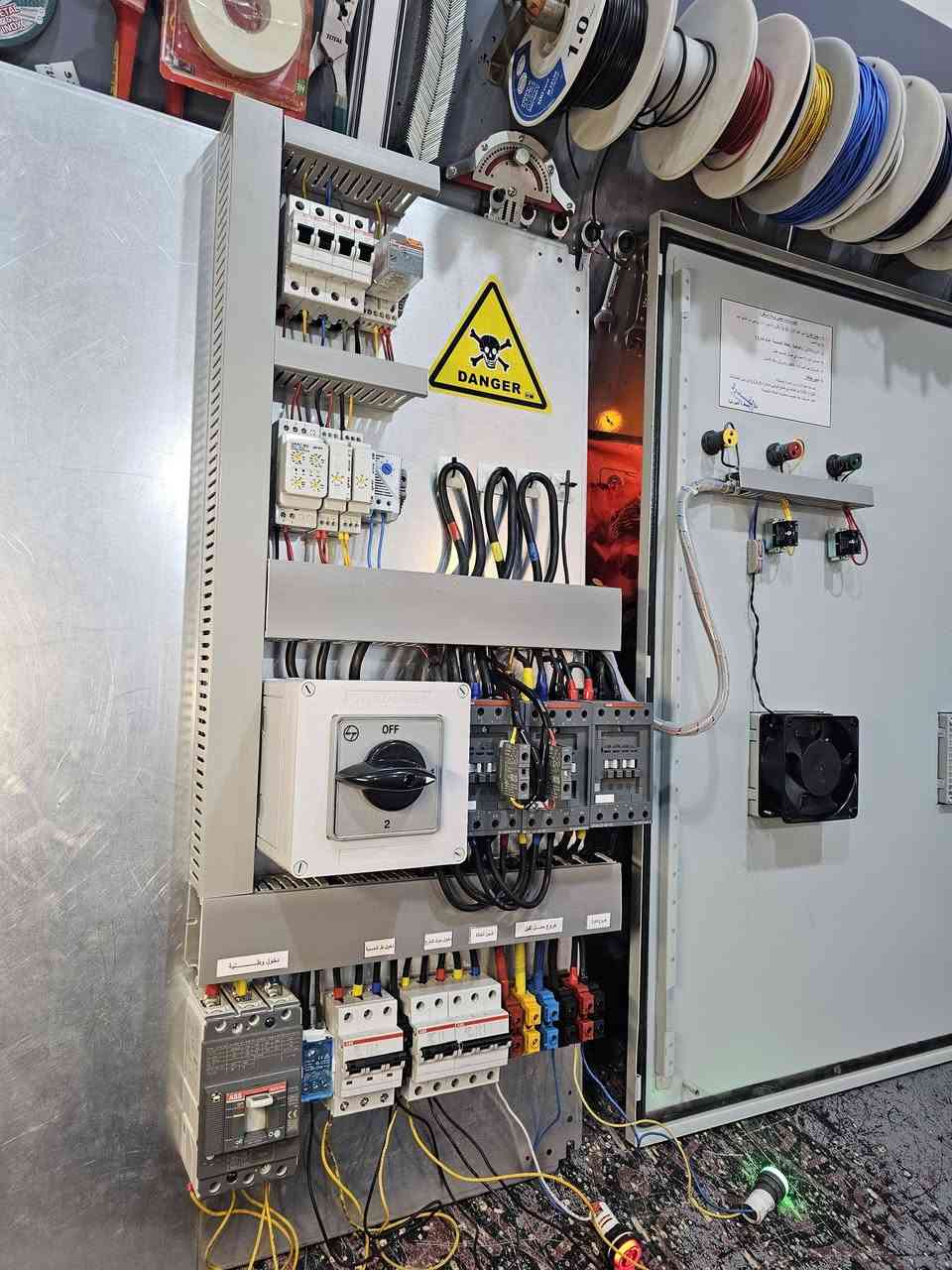 الحمد لله دائماً وأبداً ...
اكمال بورد ATS  ثلاث مراحل ....
وطني ..
طاقة شمسية  ...
مولد سحب  ...

القدرة للسيطرة الكهربائية  
***********
