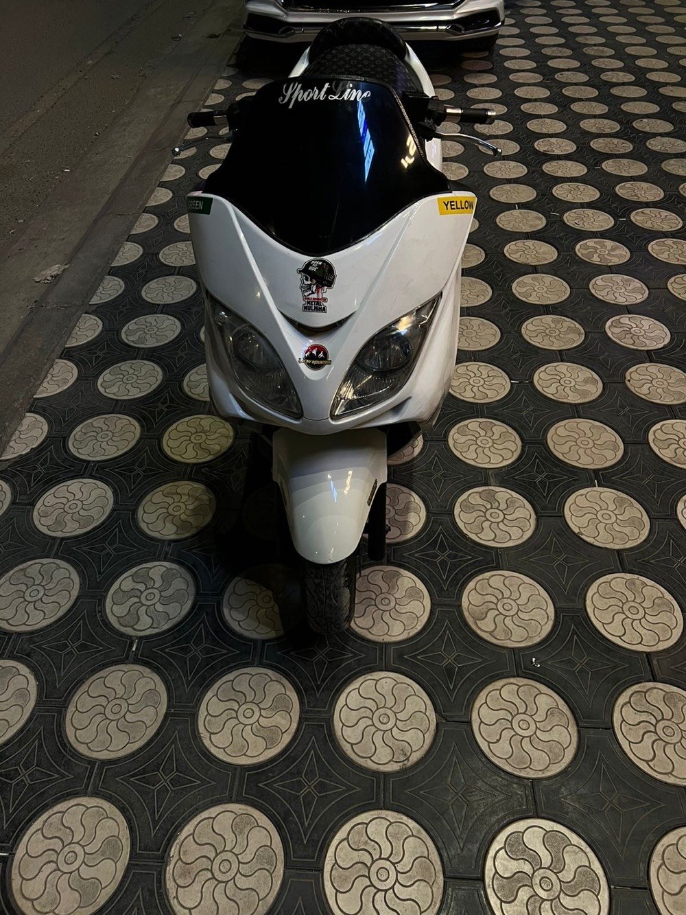 دراجة نارية سريعة وأنيقة بمحرك قوي وتصميم جذاب. لون الدراجة أبيض وتتمتع بحالة جيدة. مناسبة للسير في المدينة أو الطرق الطويلة. المستعملون السابقون أبدوا إعجابهم بأدائها وراحة القيادة بها. تحتوي على عدادات رقمية وحساسات دقيقة لتمكين القيادة بأمان.