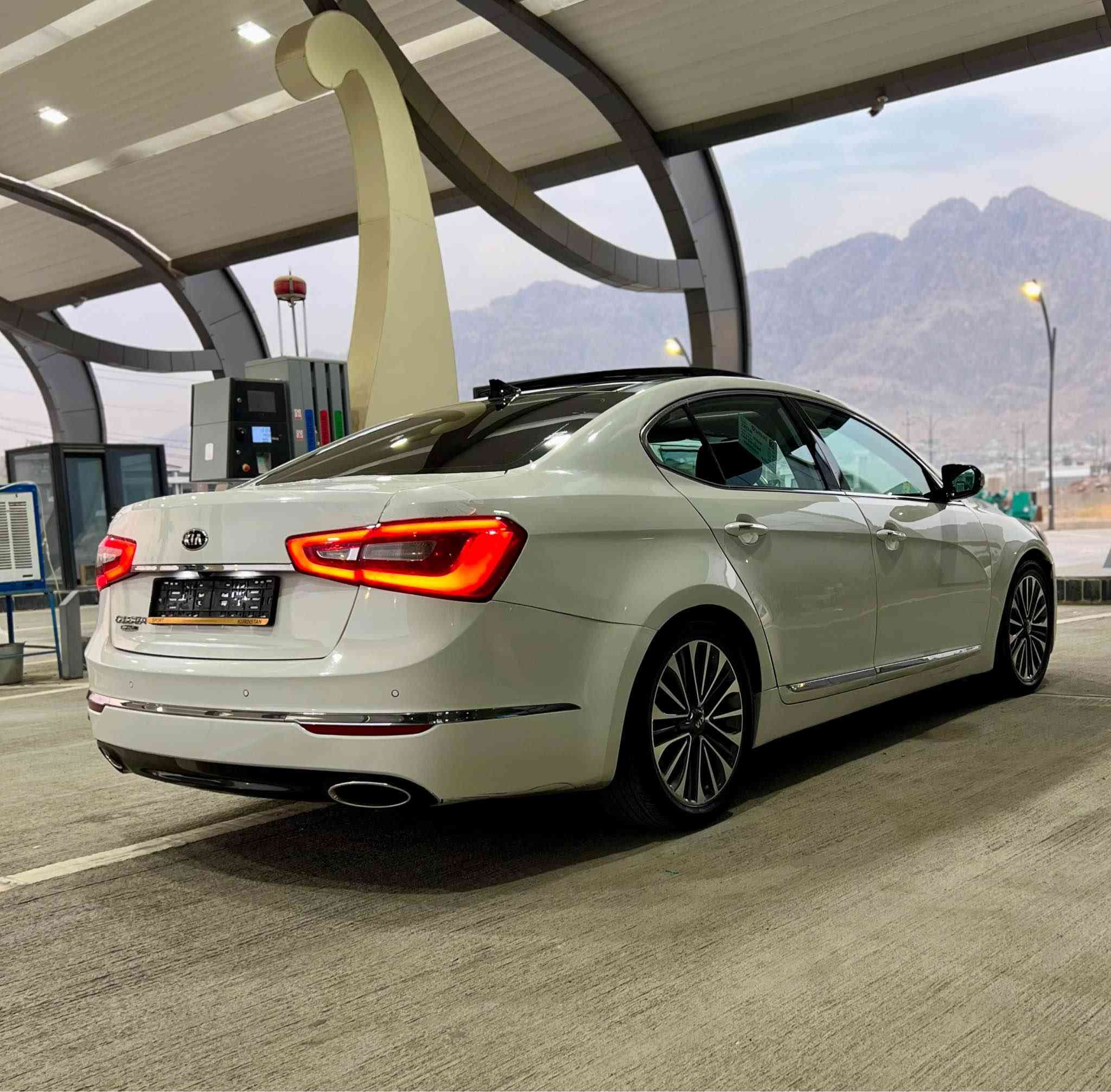 بسم الله الرحمن الرحيم(***********) 
KIA CADENZA 2016 VIP ساغە سەیارەکە دوبەیە
(ادوات ادوات مابی رقم) سەیارەکە بێ ڕەقەمی دوبەیە
کیای کادێنزا ٢٠١٦ دوبەی سەیارەکە ساغە موس و بڕاوە نییە
مواسفات VIP فول فول دەرەجە ١ تەنها 67هەزار ڕۆشتووە
ناو و دەری وەک شەریکە ماوە بێ شوخت و چاڵ و دڕاوییە
پانۆڕاما سەقف شوشە بەسمە شاشەگەورە کامیرا بلوتوس
ئاوێنە ئیشارەت و شەفت و قیبلەنما تعدیل سورعە
سوکان تەلەفون و ڤۆلیۆم کوش هیتەر جلد کارەبایی
٣ گێڕە تۆماتیک و عادی و گێر لەسوکان تراکشن
هەر ٥ تایە و ویلی قیاس ١٨ لۆک لۆکن بەسپێرەکەیەوە
جام ئۆتۆ لایت عەدەسە و زینۆن لایت و بەگلایت لیدە
تەبرید مەرکەزی ئیمپیفایەر سیستەمی سەوتی infinite 
دەرگا و سندوق بەسمە پشت و پێش حاسە ABS
 زۆر مواسفاتی تری هەیە لێرە هەمووی باس ناکرێت
سەیارەکە هەموو گیانی بەشەرت ئەفرۆشم 
گێڕ مەکینە کارەبایی تەبرید تەقەوڕەقە هەمووی بەشەرت
سەیارەکە حیزام نیە بە حیزام دەیفرۆشم پێشی کەپسە
تەنها پشتی لای سەکن لێدراوە تەنها لای بەگلایتەکەی گرتوە
واتا ناو عەوزوناوسندوقی نەگرتووەهیچی ئێرباگ بەشەرت
سەیارەکە هەمووشتێکی بەشەرتە بێ مەسرەفە 
سعری ٧٥ و کەمێک مەجال شوێن ڕانیە رانية, السليمانية
