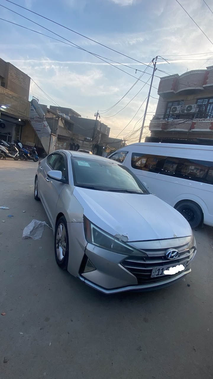 السلام عليكم 
الانترة 2019. أمريكي بغداد إنكليزي  مواصفات عادية معروفة.  
انظمت قيادة 3 
رادارات. خلفي وأمامي. 
 كامرات اخلفي وأمامي 
تحكم ستيرن جهتين. 
 شاشة بلادي  
حتى ما ماشية هواي 97  ماشية 
حادث سيارة جاملغ وبنيد. عكس السايق. السعر 113 
للستفسار على *********** مكان بغداد بغداد, العراق
