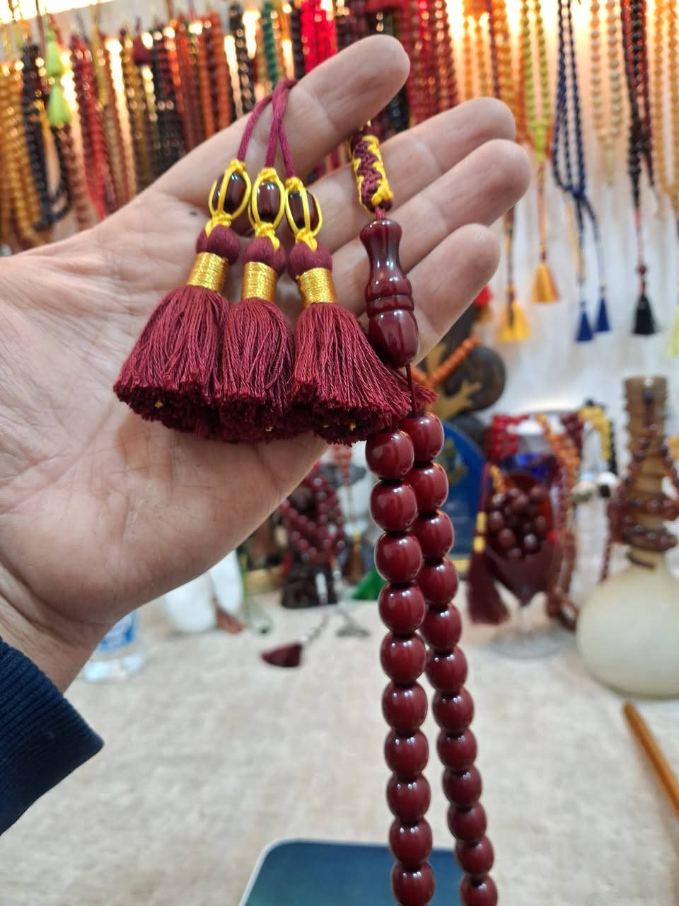 السلام عليكم ورحمة الله.. نرجو من إدارة الصفحة الموقرة الموافقة على النشر مع التقدير.
​جمال الخام الألماني الأصيل وبراعة الخراطة الحلبية العريقة يجتمعان في هذه السبحة المميزة التي تأتيكم باللون الخمري الملكي الأخاذ، وتتكون من 33 خرزة متناسقة بوزن إجمالي قدره 57 غراماً. ما يميز هذه القطعة هو الحياكة اليدوية الخاصة والحصرية بمسابحنا، والتي تعكس الذوق الرفيع وفخامة الاقتناء لتكون تحفة فنية فريدة بين يديك. هذه التحفة متوفرة الآن بسعر 100 ألف دينار عراقي، مع توفر خدمة التوصيل لجميع المحافظات بسعر 5 آلاف دينار فقط. للاستفسار والتواصل من بغداد يرجى الاتصال على الرقم ***********، ولمتابعة كل جديدنا يشرفنا انضمامكم لصفحاتنا الرسمية عبر الروابط التالية:
​فيسبوك: https://www.facebook.com/share/17jXouFZ5c/
تيك توك: https://tiktok.com/@mazez.abojafar
