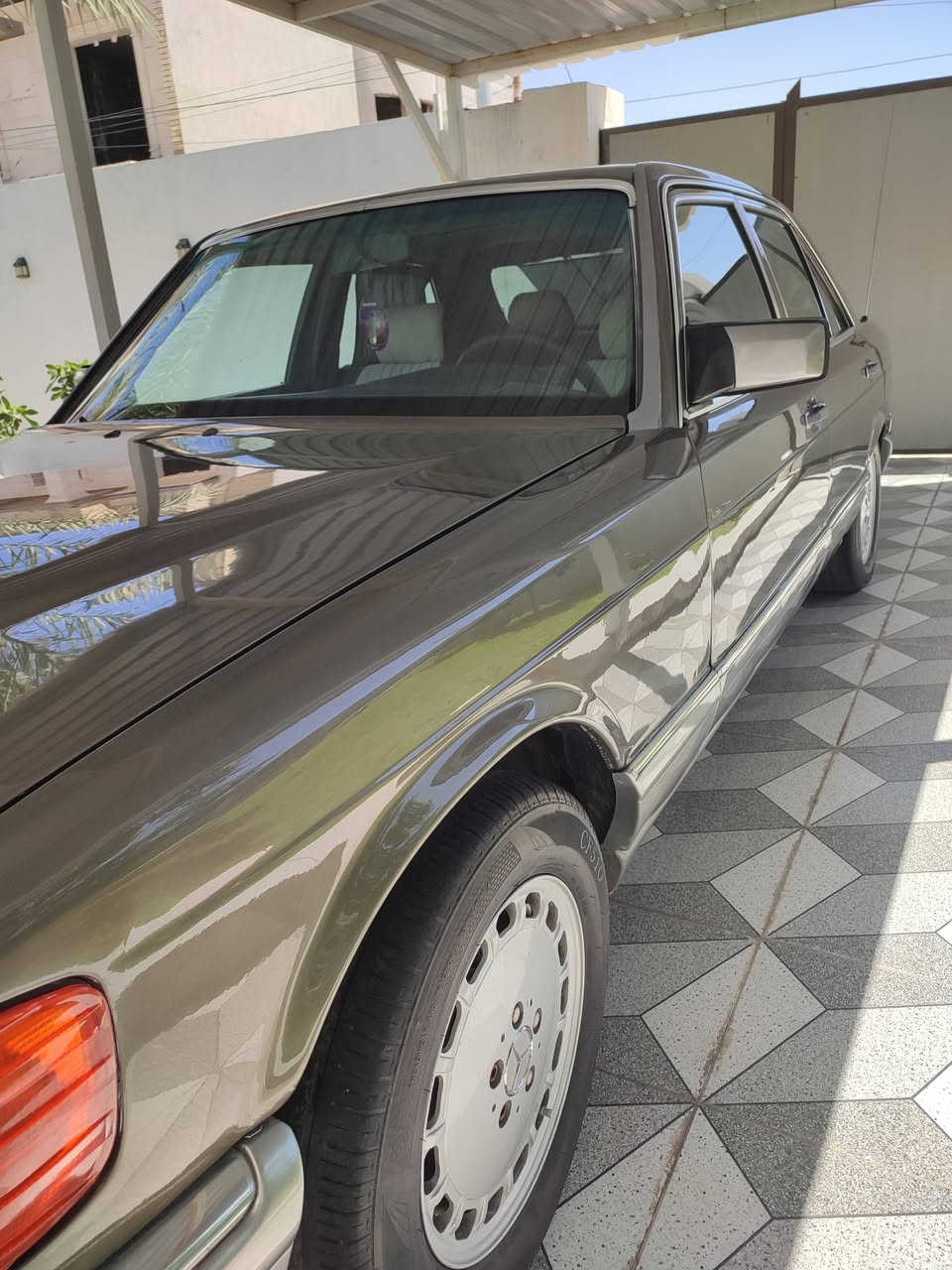 السلام عليكم
مرسيدس جامبو للبيع 
موديل 1990 اصل 
رقم بغداد باسمي هزه وسنويه جديد 
صدر امامي خلفي جديد 
تبريد ثلج
محرك بلادي 6 سلندر  خير من الله
السياره بيها جراد ونصبغت بدون اي دواخل أو حادث صبغ فقط بسبب الجراد 
مكان السياره بغداد الخضراء
السعر 98 مجال حك الحيه فقط 
***********
