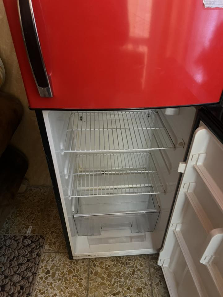 ثلاجه للبيع بعده الجيس مالته بيه جديدة مستعمله قليل ***********
