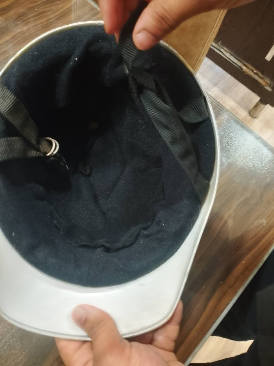 خوذه فضيه من ماركه Mac House improve موديل 601 ماركه اصليه غاليه بالموقع سعرها 60$ رايده ب 50 الف وبيها مجال بسيط للتواصل ***********
