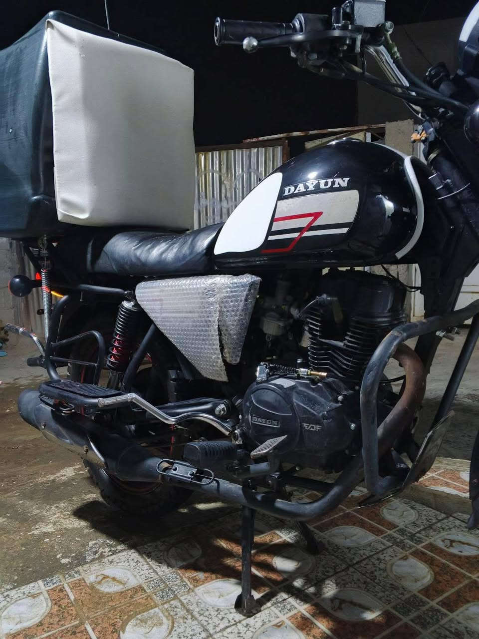 سلام عليكم دايون نفخ موديل 2020 أوراق اصولي كامله
مكينه (150cc)
موديل (2020)
دراجه نضيفه مابيها اي نقص مكفوله لا تنقيص لا تبخير 
مكينه مامفتوحه  زوج تايرات جدد مكفوله من كلشي كهربائيات كلشي شغال سلف  هندر شلعه ومعدل خير من الله مكان بابل المسيب 
السعر (1200 ) بيها مجال رجاءً المايعجبه السعر لا يعلق السوك كلشي بي 
الاتصال عل رقم ( ***********)
