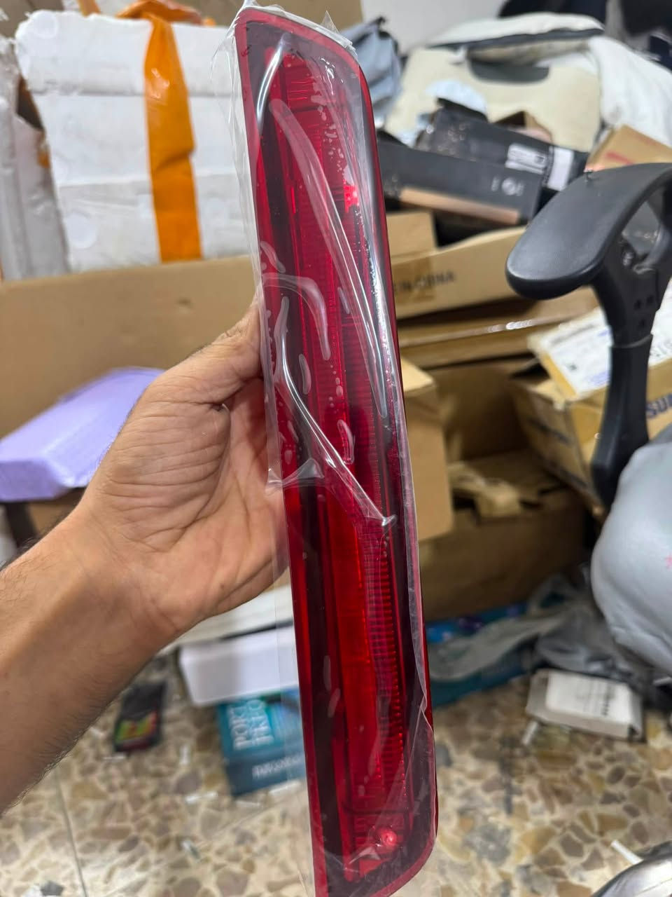قطعه بهذا الشكل متوفر كميه انطي سعر وبالعافيه  حسب كوكل يكول
بناءً على مطابقة الرقم التعريفي CN15 13A6 13AC والشكل الموضح في الصورة الجديدة، يتبين أن هذه القطعة هي مصباح الفرامل الثالث (العلوي) المخصص لسيارة فورد إيكوسبورت (Ford EcoSport)


**إذا كنت صاحب هذا الإعلان وتريد حذفه لأي سبب، رجاءا أرسل رسالة إلى الدعم الفني**