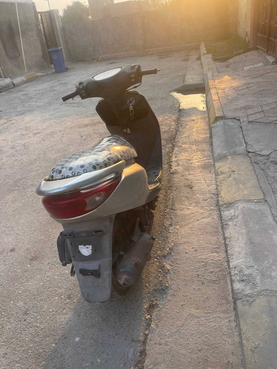 سلام عليكم دراجة البيع نوع بريز بعدهي ع وضع شركة  دراجةً خير  من اللة   جيب وياك فيتر وتعال   افحصها    رقم :*********** متواجد وتساب ايضن
