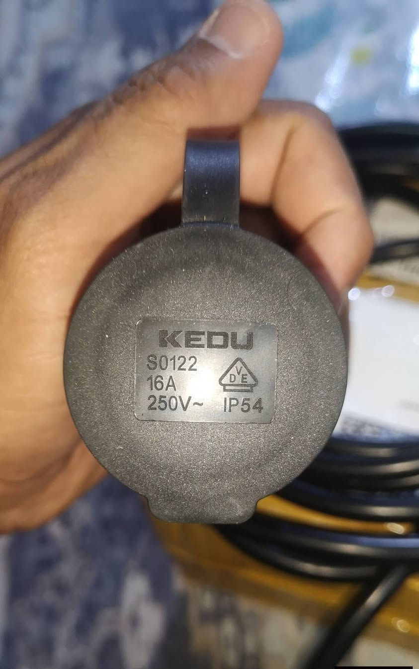 كيبل شحن للسيارات الكهربائية
المواصفات الفنية الموضحة:
العلامة التجارية: KEDU.
رقم الطراز: S0122.
التيار: 16 أمبير (16A).
الجهد: 250 فولت (250V~).
درجة الحماية: IP54، مما يعني أنه محمي من الغبار ورذاذ الماء من كافة الاتجاهات، وهو مناسب للاستخدام في الظروف التي قد تتضمن بعض الرطوبة.شركه KEDU 
القدره ١٦ أمبير
لوك جديد غير مستخدم نهائي
السعر ٣٥ الف مع توصيل نهائي قفل


**إذا كنت صاحب هذا الإعلان وتريد حذفه لأي سبب، رجاءا أرسل رسالة إلى الدعم الفني**