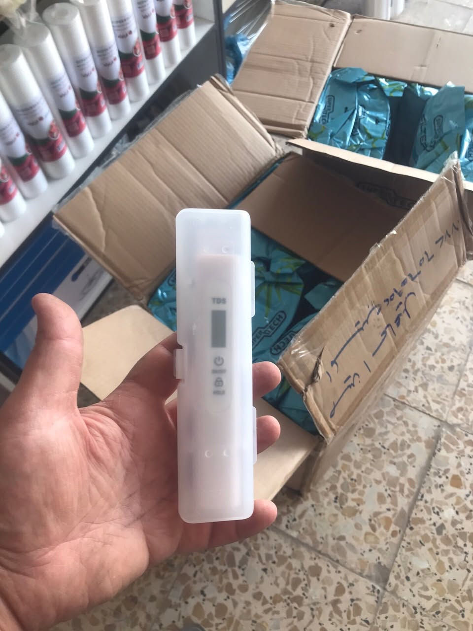 جهاز قياس نسبة الأملاح بالماء المنزلي  أمتلك هذا الجهاز وافحص ماء الشرب كل شهر مره وآحده….. تتوفر فلاتر درجة اولى الفيتنامي الاصلي جمع المراحل … تتوفر صيانه موقعيه لجميع انواع منظومة الماء المنزلي للاستفسار الاتصال واتساب ***********
