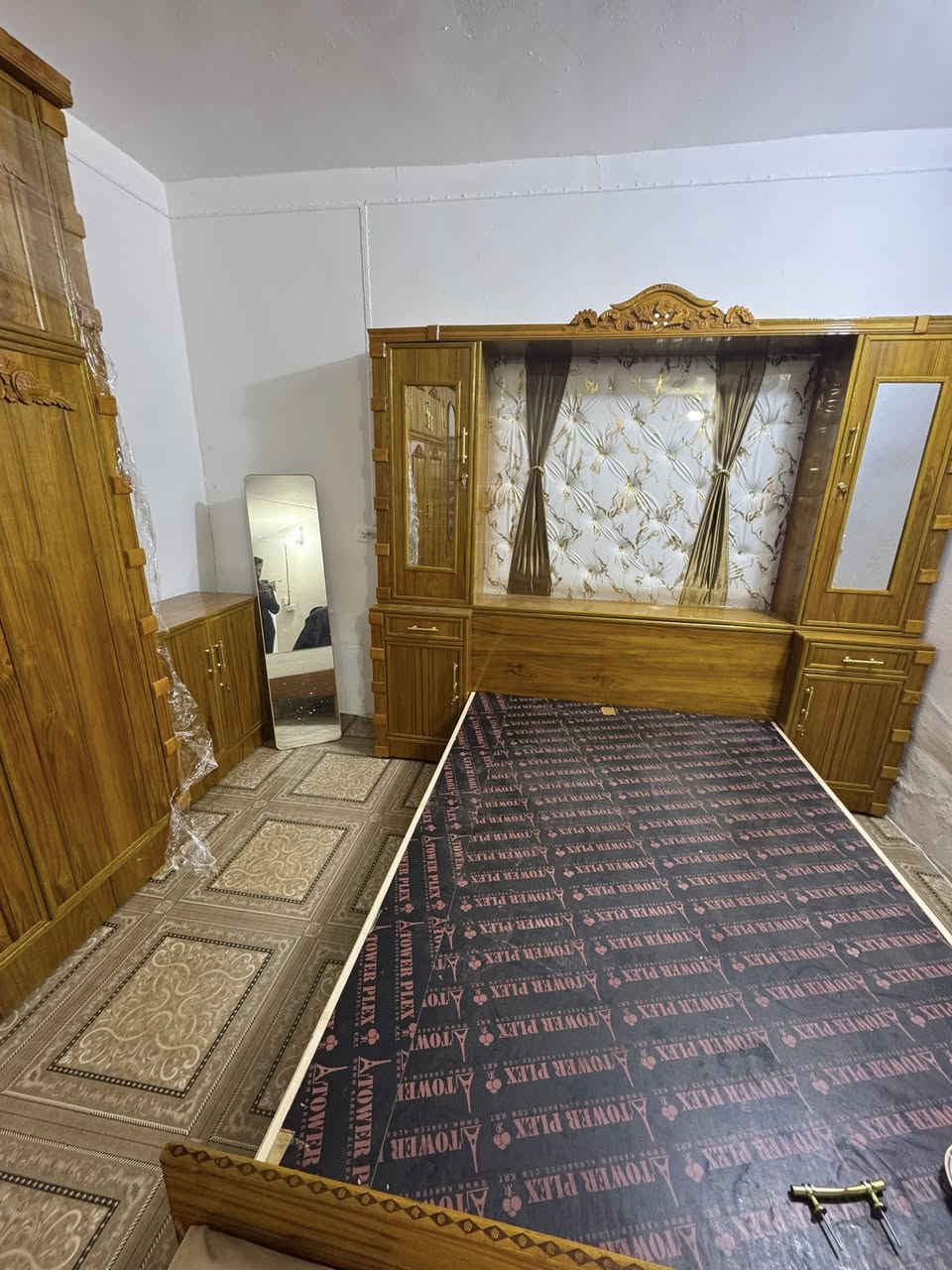 السلام عليكم غرفه أخشاب للبيع جديده السعر 1600قفل مكاني نجف  مشخاب ***********
