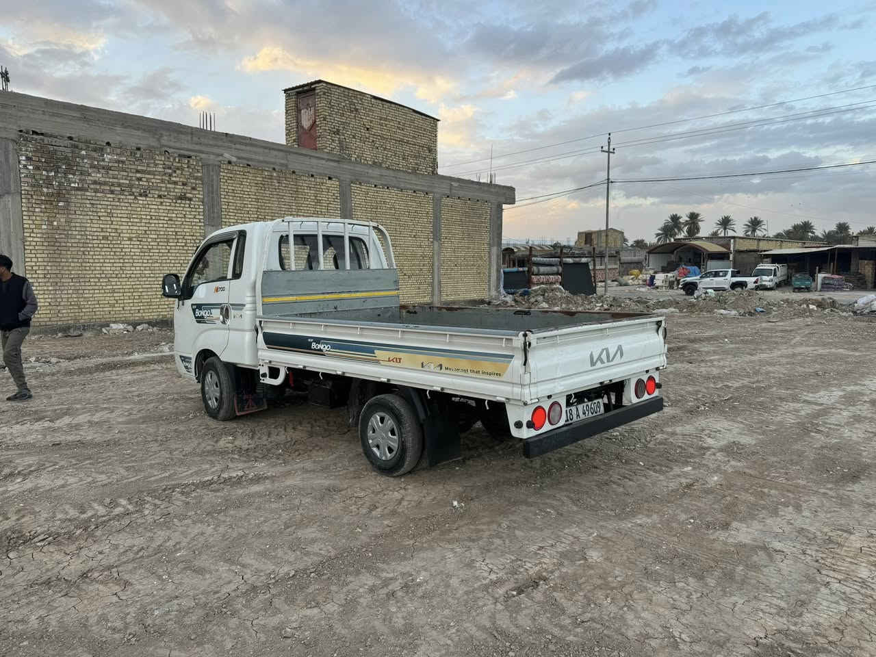 سلام عليكم سيارة للبيع كيه بنكو حمل موديل 2018
سيارة جاهزة مآل جناي مكفوله كفاله عامه شرط فحص 
مكفول من صبق والضربه والتبديل والخياس والفتح بلادية 
سيارة فول مواصفات احله من الصور 
 مكينة وكير واكسن مكفولات حداديه جديده 
 تخم تايرات تحويل مباشر سنويه جديده
السعر 117 مجال قليل 
للتواصل *********** /***********
